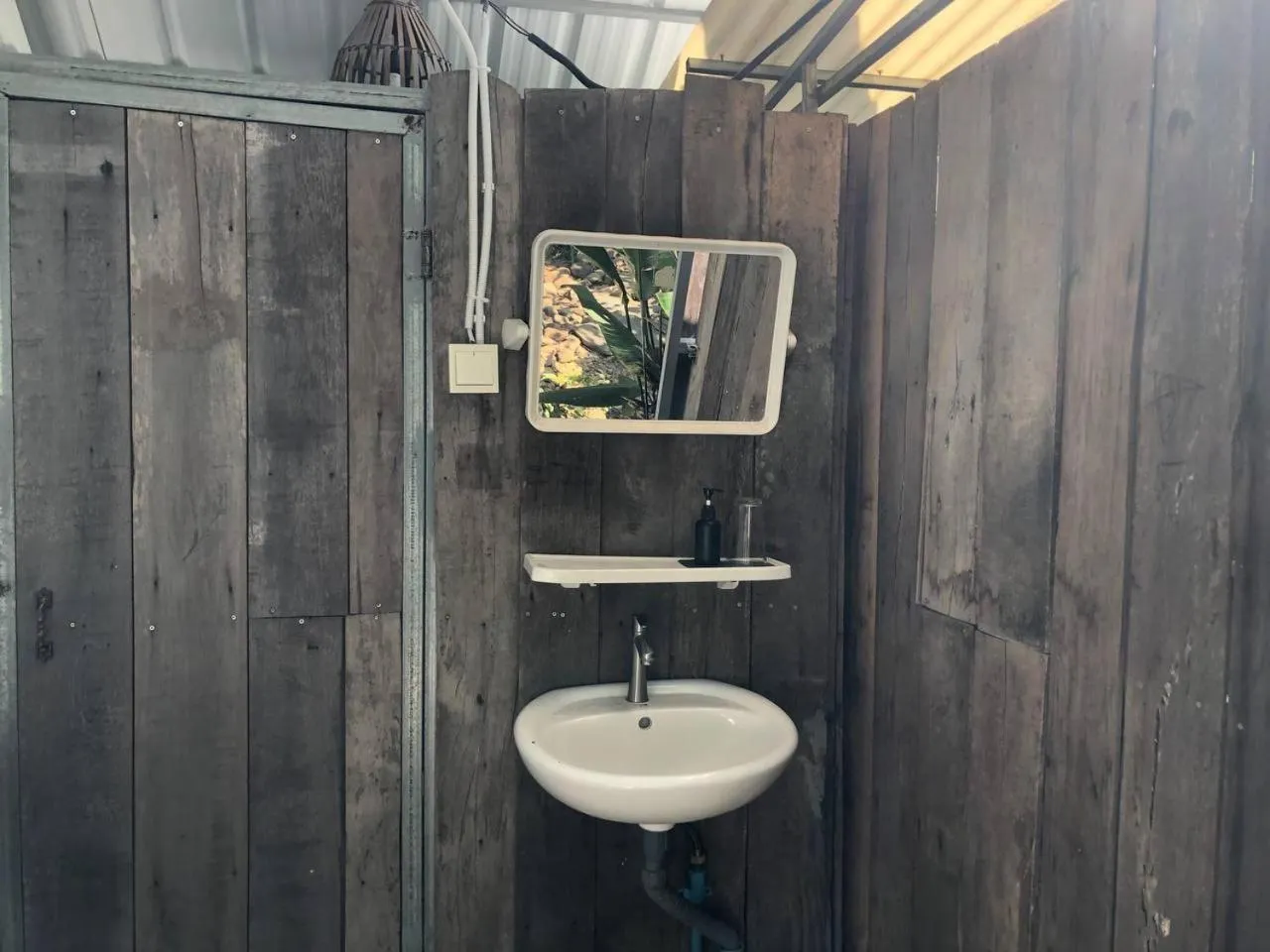 Shower in Green Valley Veal Pouch