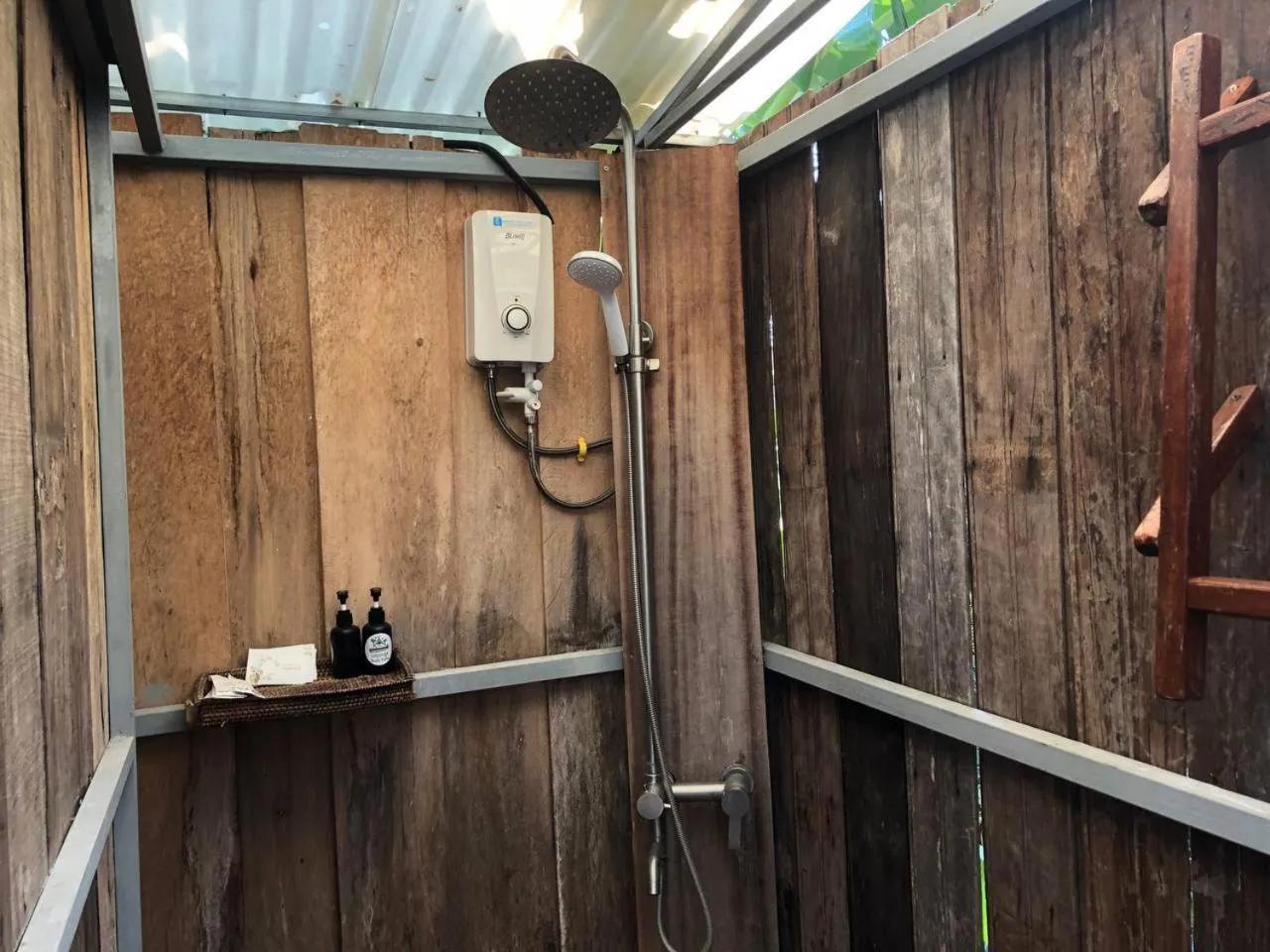 Shower in Green Valley Veal Pouch