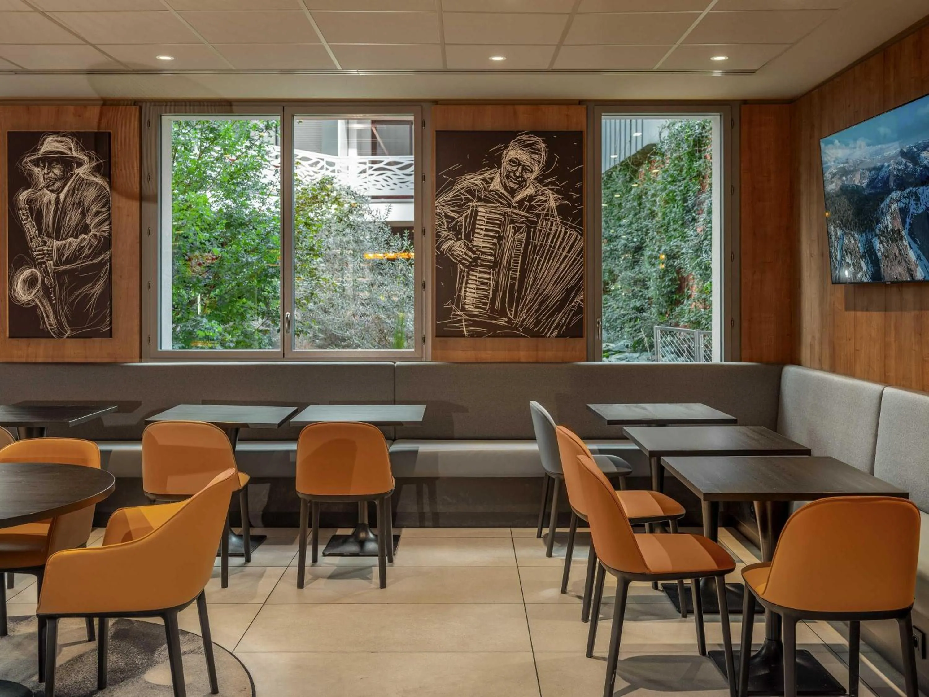 Lounge or bar in Ibis Paris Gare Montparnasse Catalogne