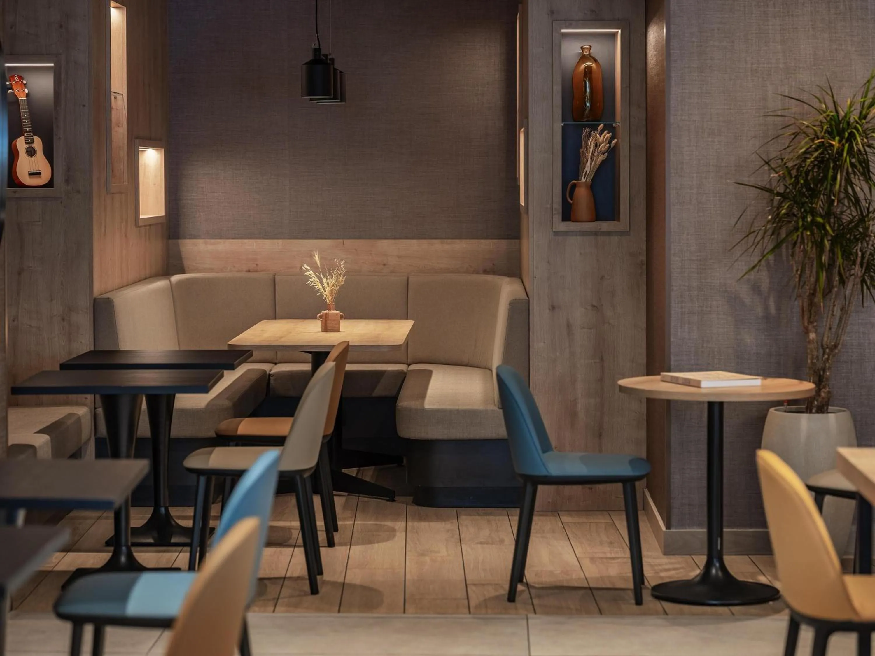 Lounge or bar in Ibis Paris Gare Montparnasse Catalogne