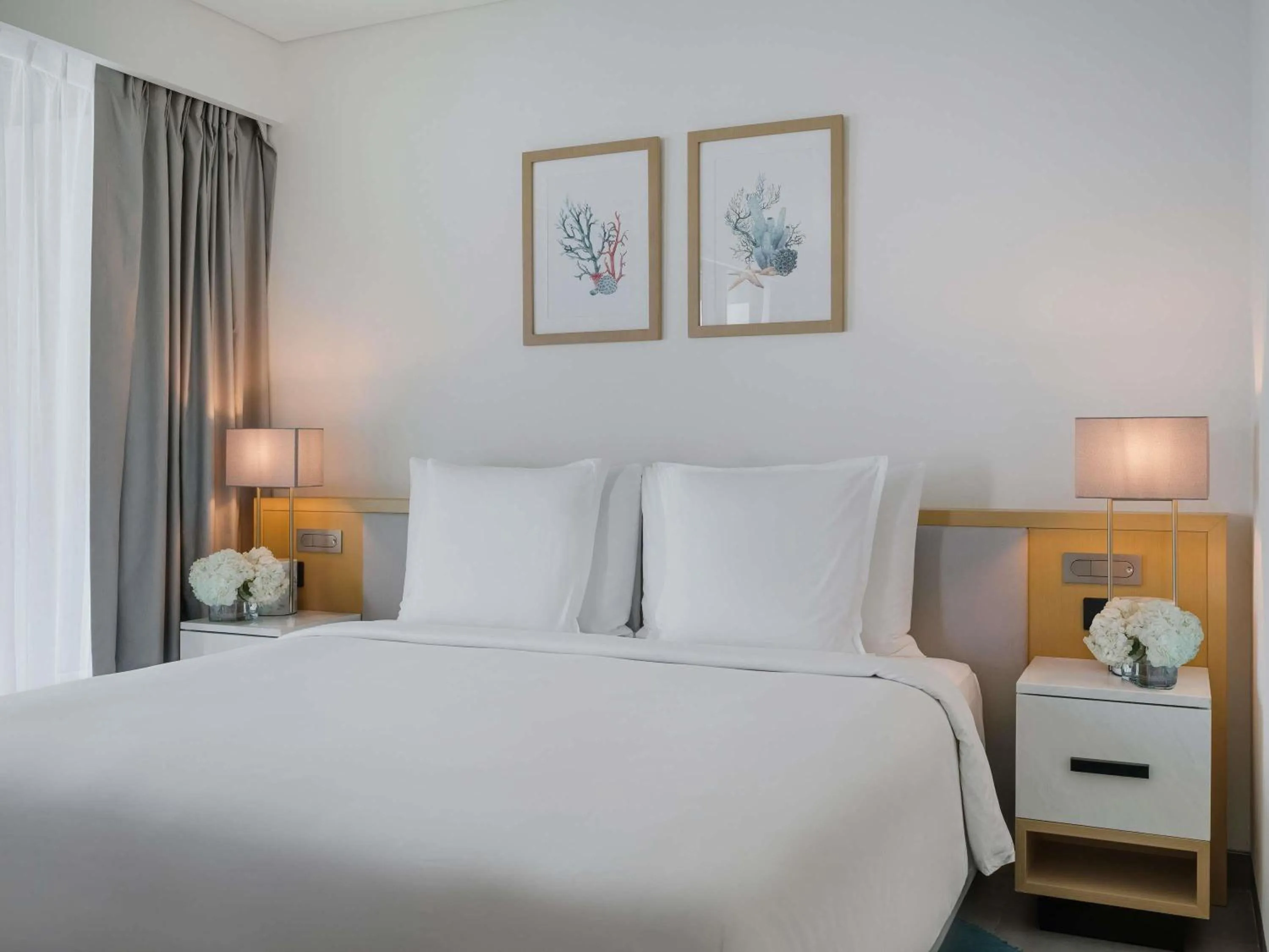 Bedroom, Bed in Mövenpick Resort Al Marjan Island