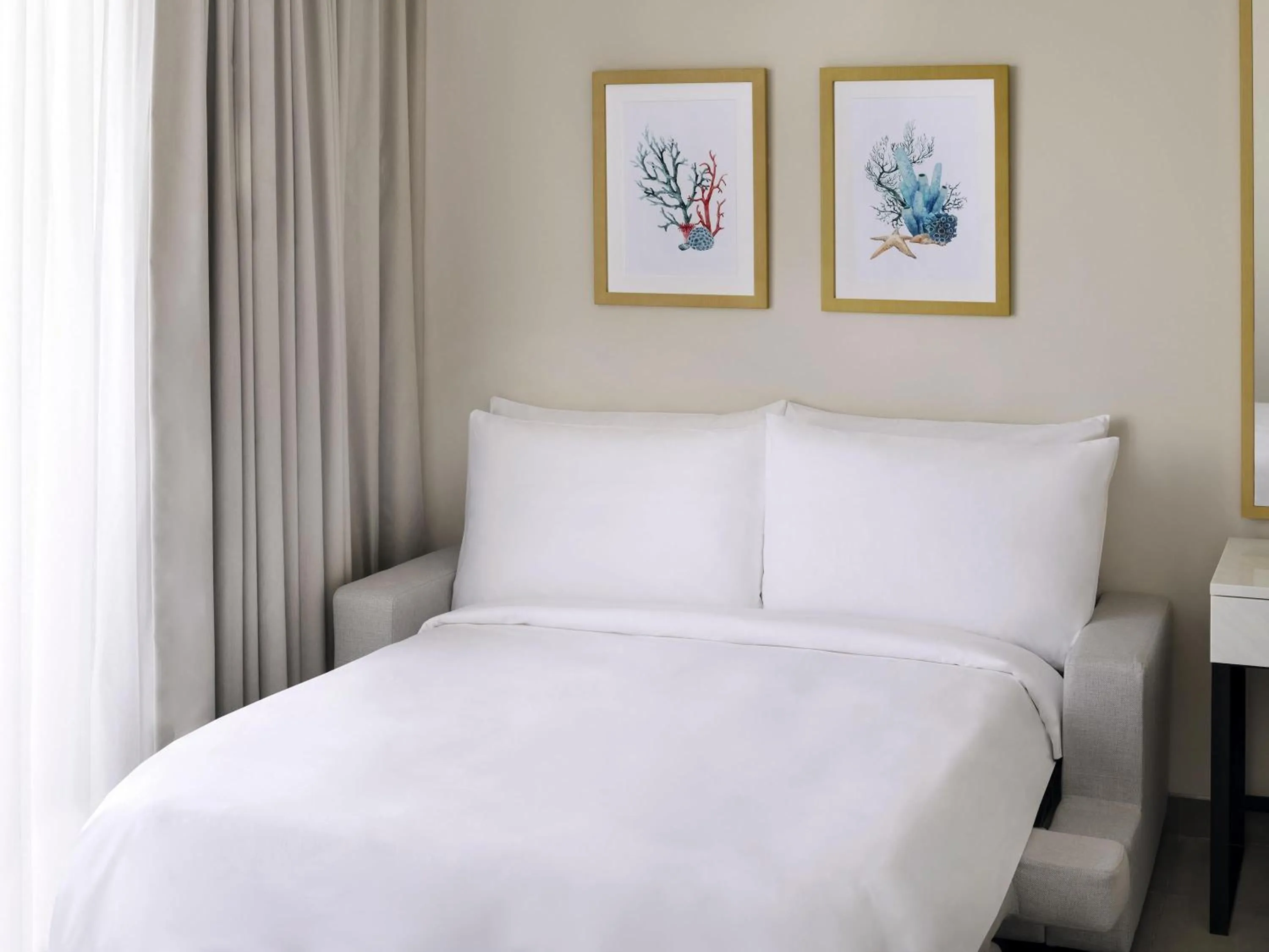 Bedroom, Bed in Mövenpick Resort Al Marjan Island