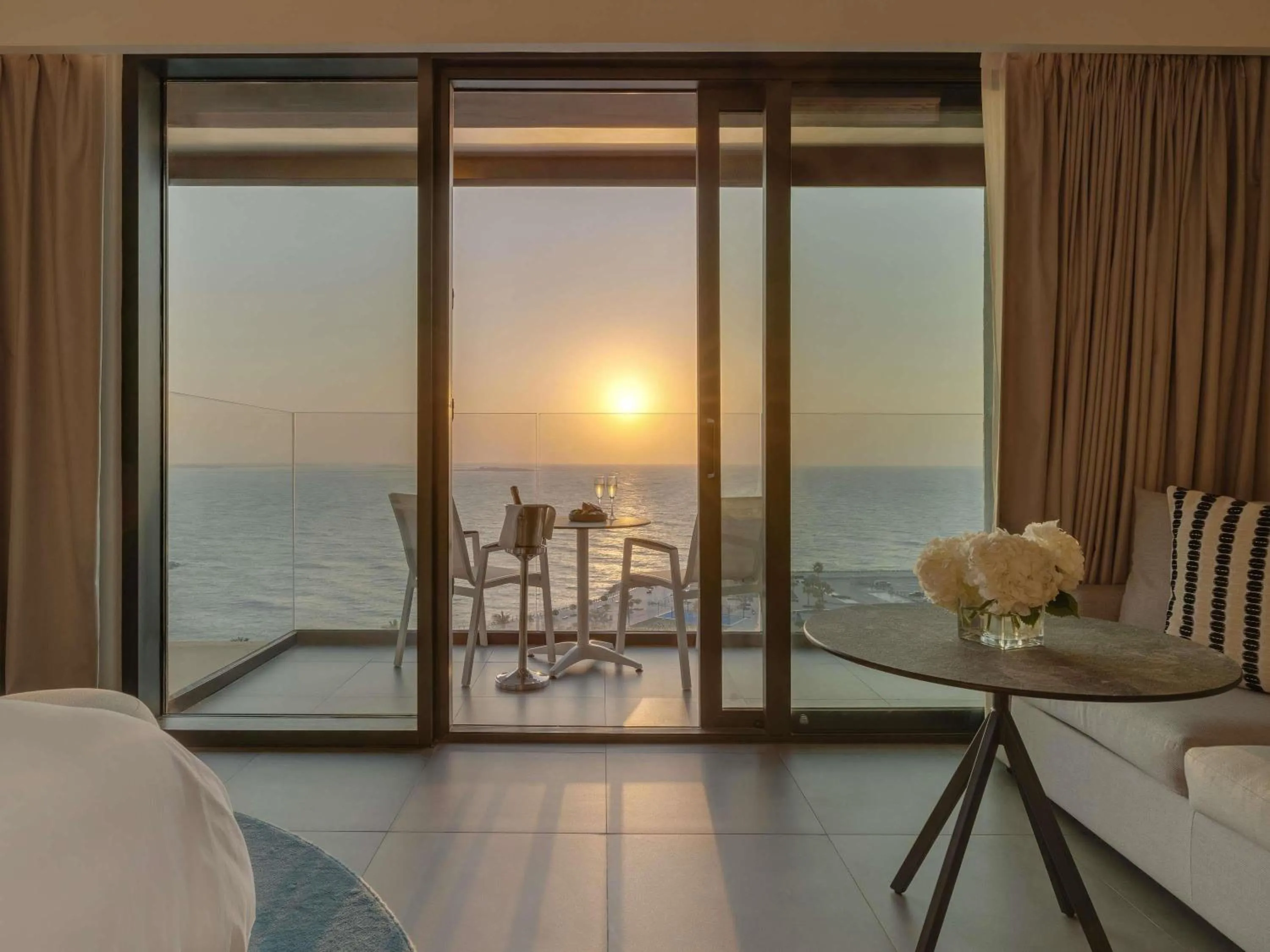 Bedroom, Bed in Mövenpick Resort Al Marjan Island