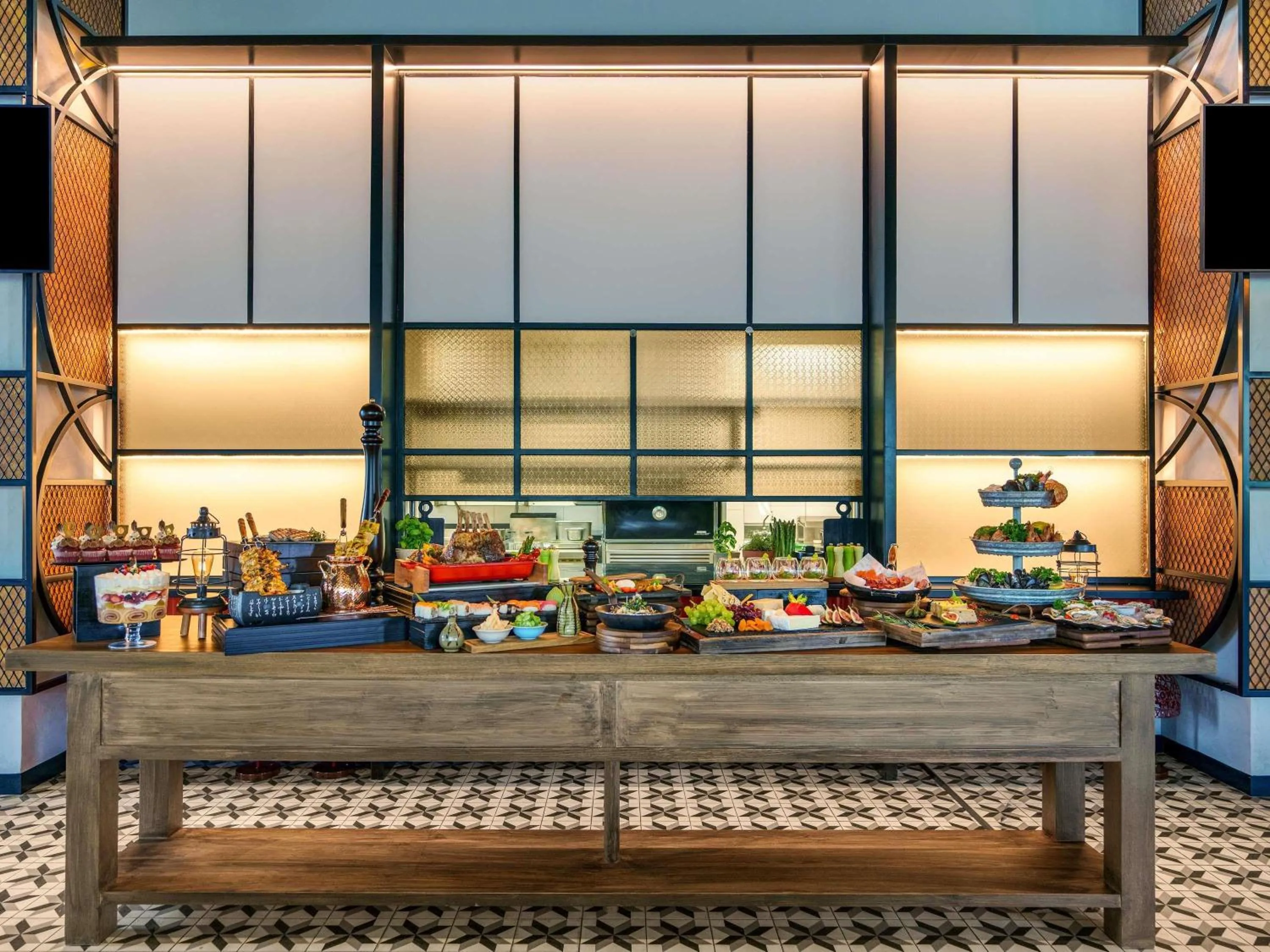 Lounge or bar in Mövenpick Resort Al Marjan Island