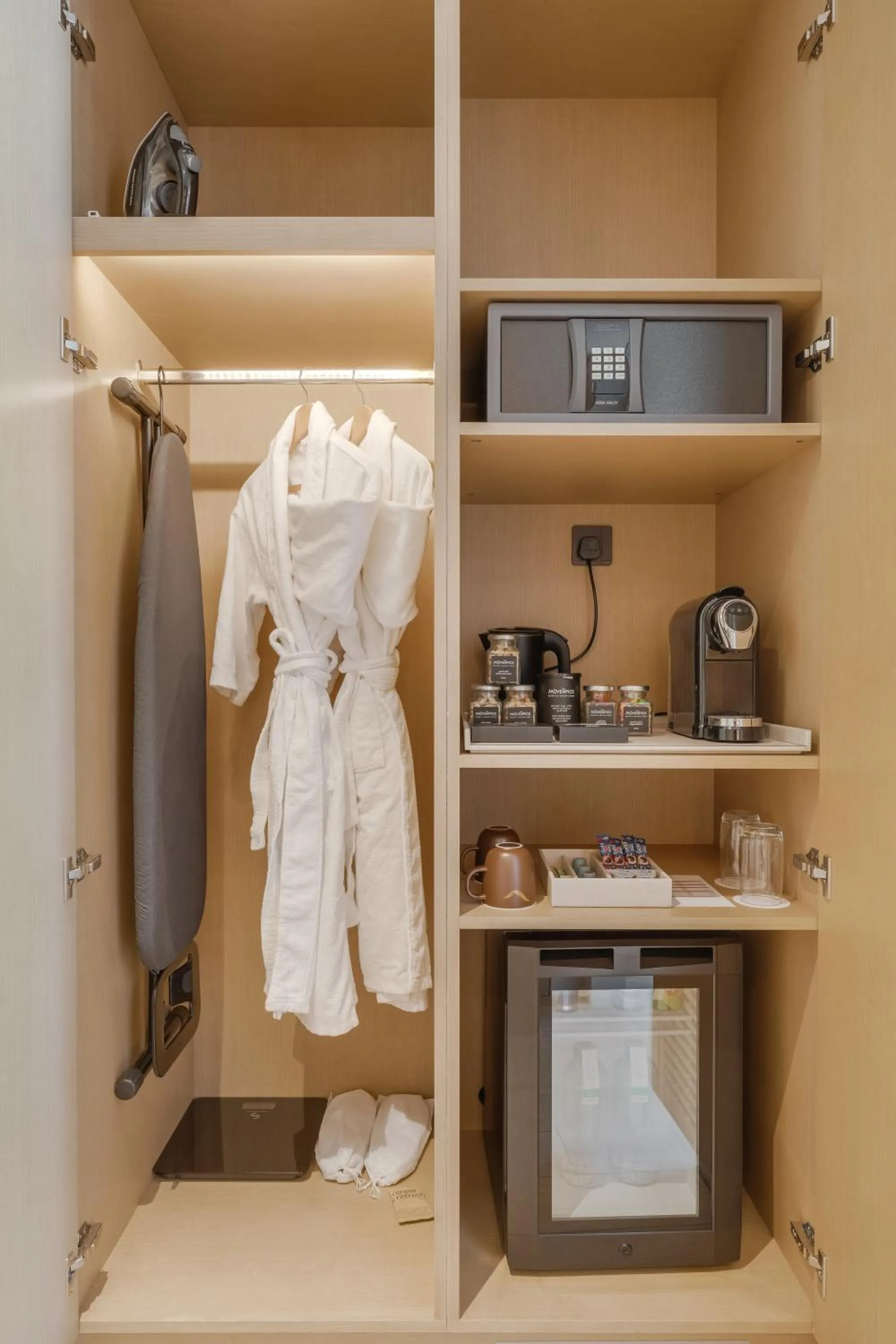 wardrobe in Mövenpick Resort Al Marjan Island