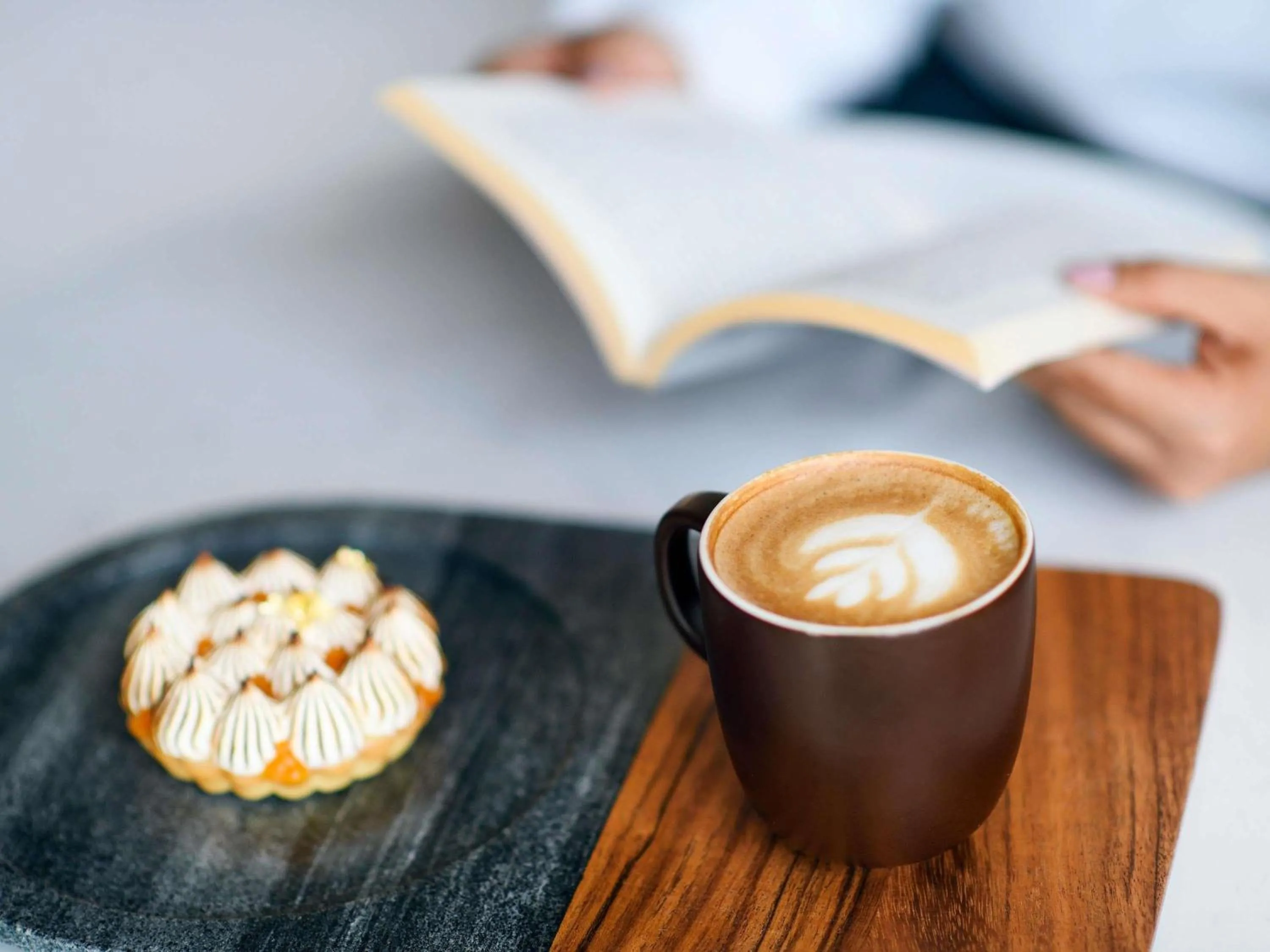 Lounge or bar in Mövenpick Resort Al Marjan Island