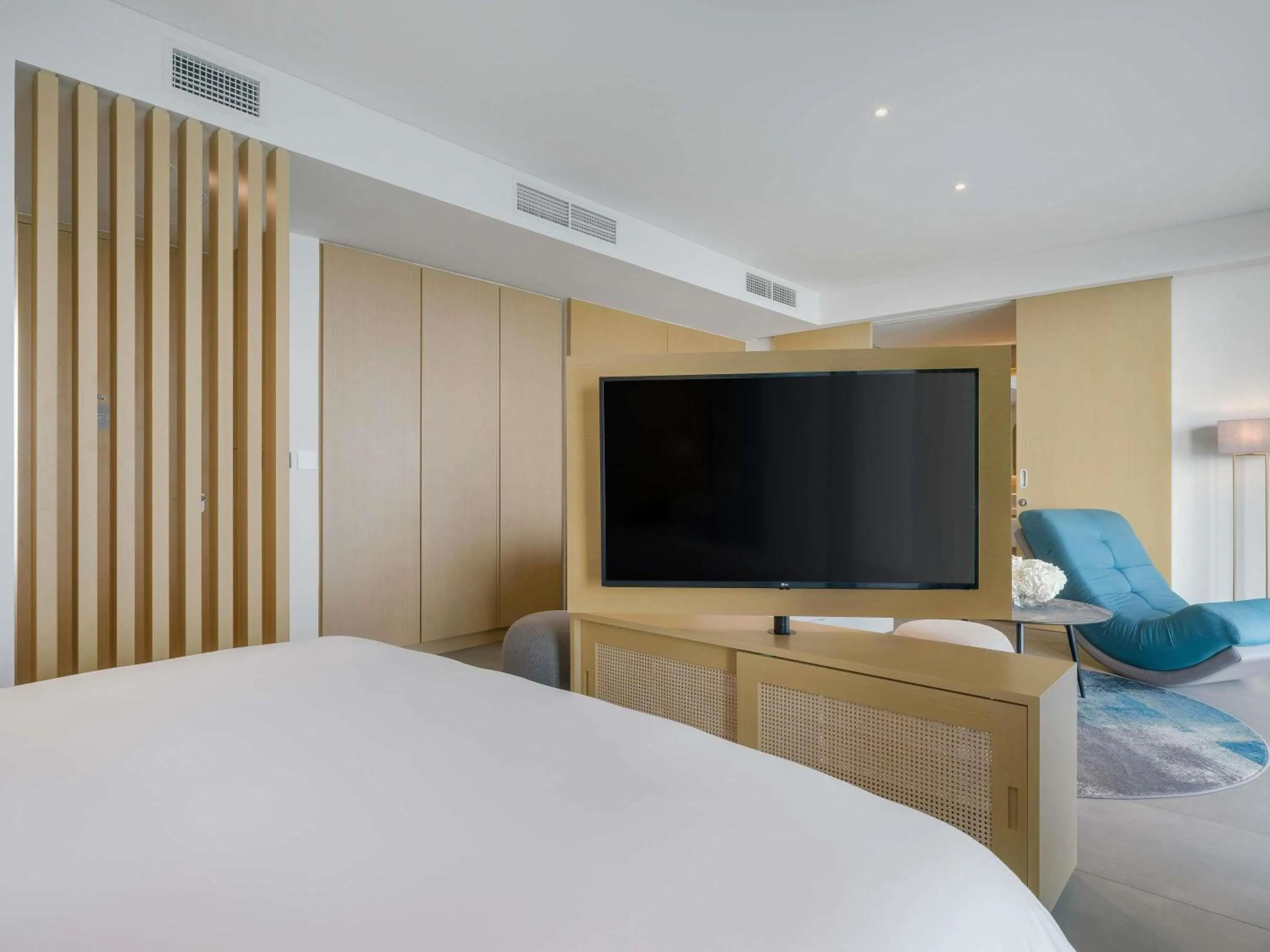 Bedroom, Bed in Mövenpick Resort Al Marjan Island