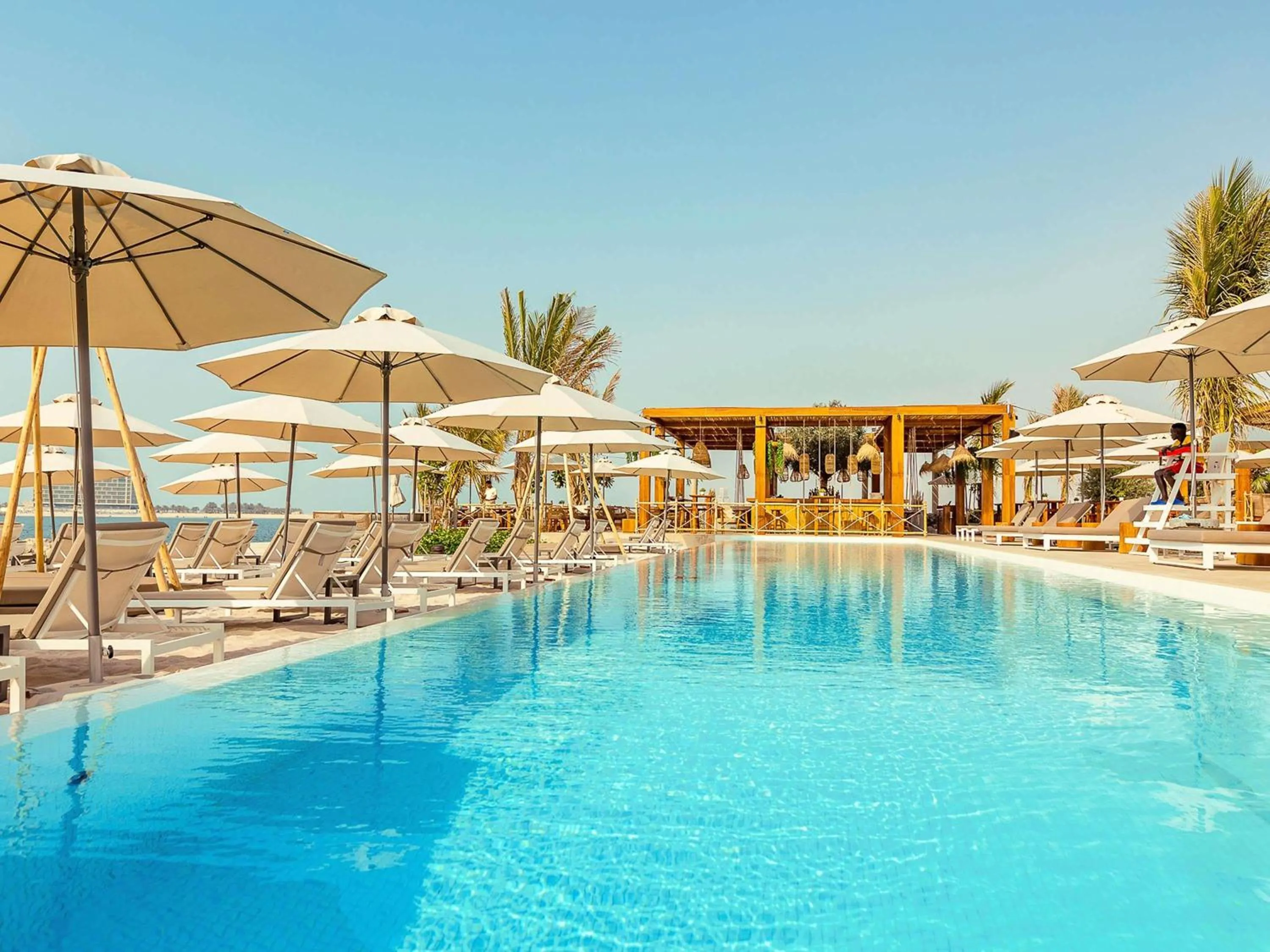 Lounge or bar in Mövenpick Resort Al Marjan Island