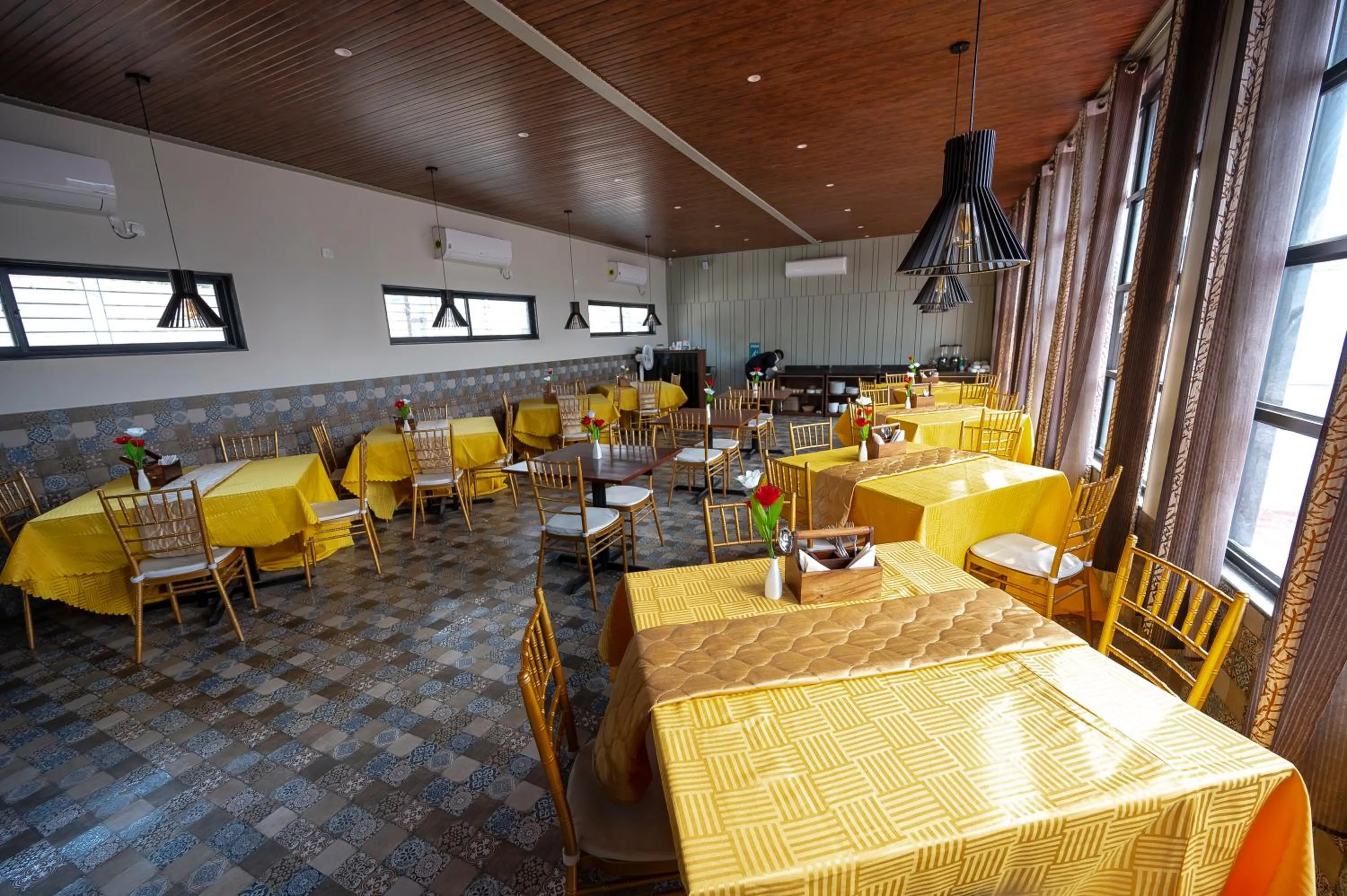 Restaurant/places to eat in HOTEL MITTAL GARDEN