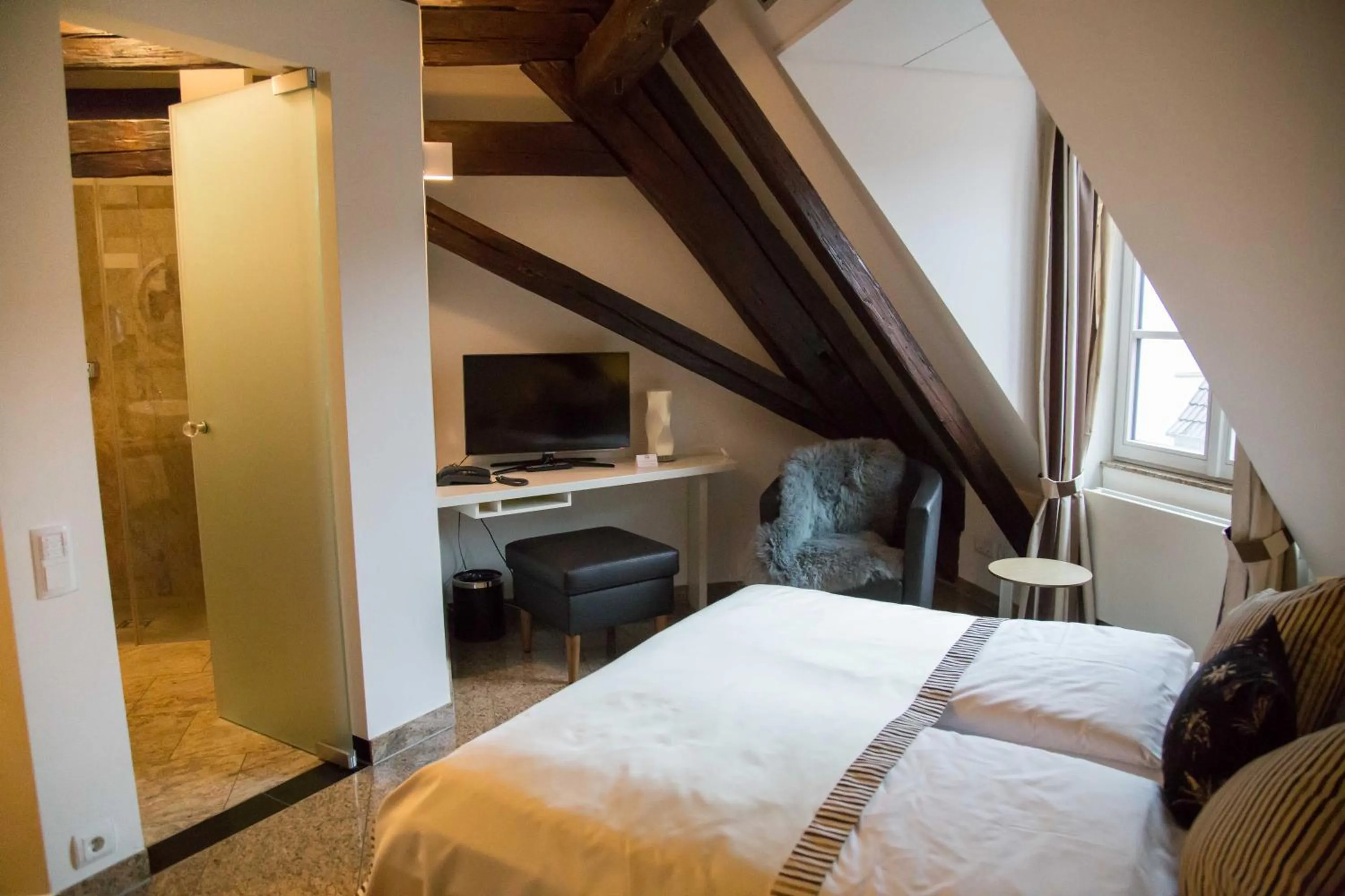 Photo of the whole room, Bed in Kaiser Kulturhotel