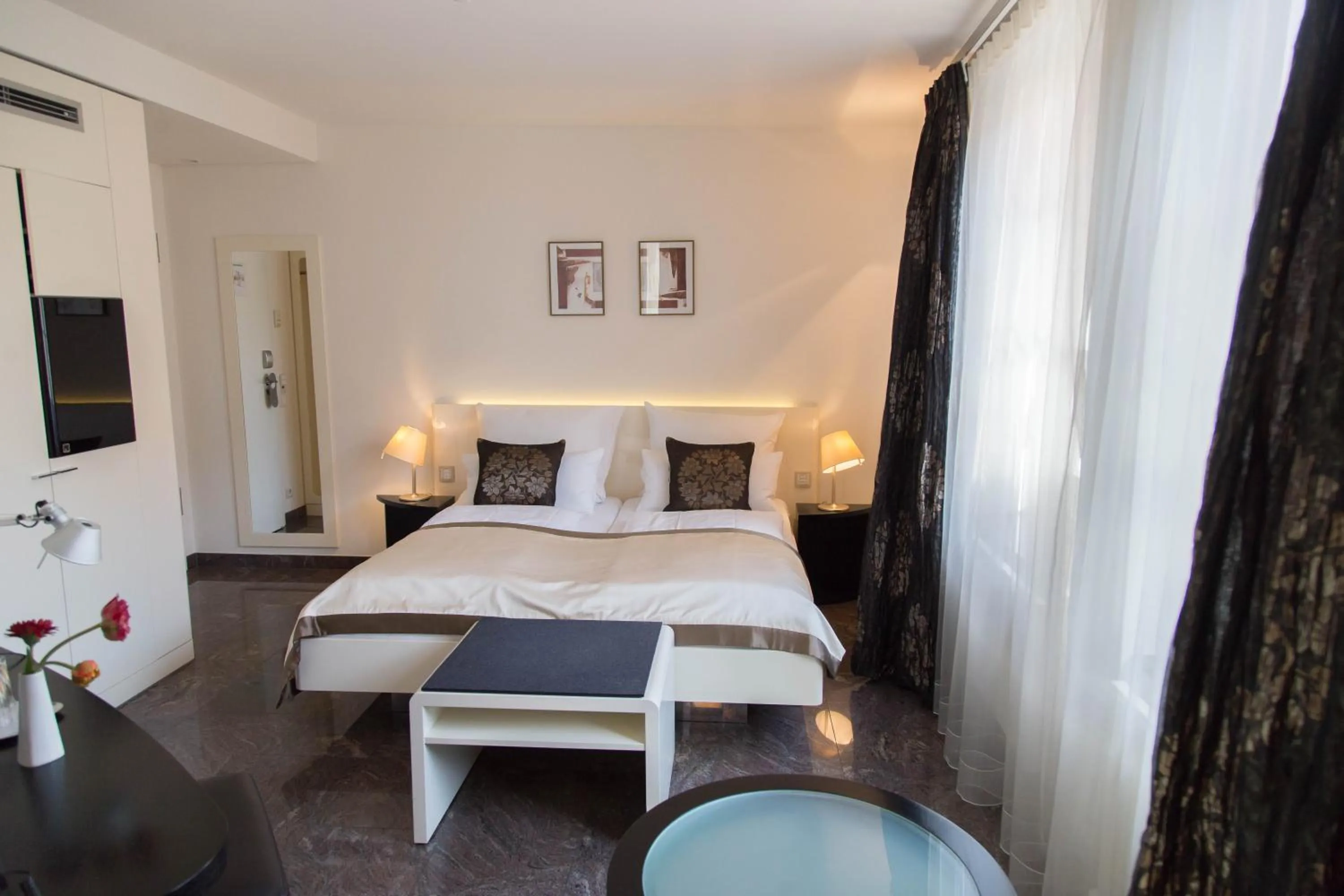 Photo of the whole room, Bed in Kaiser Kulturhotel