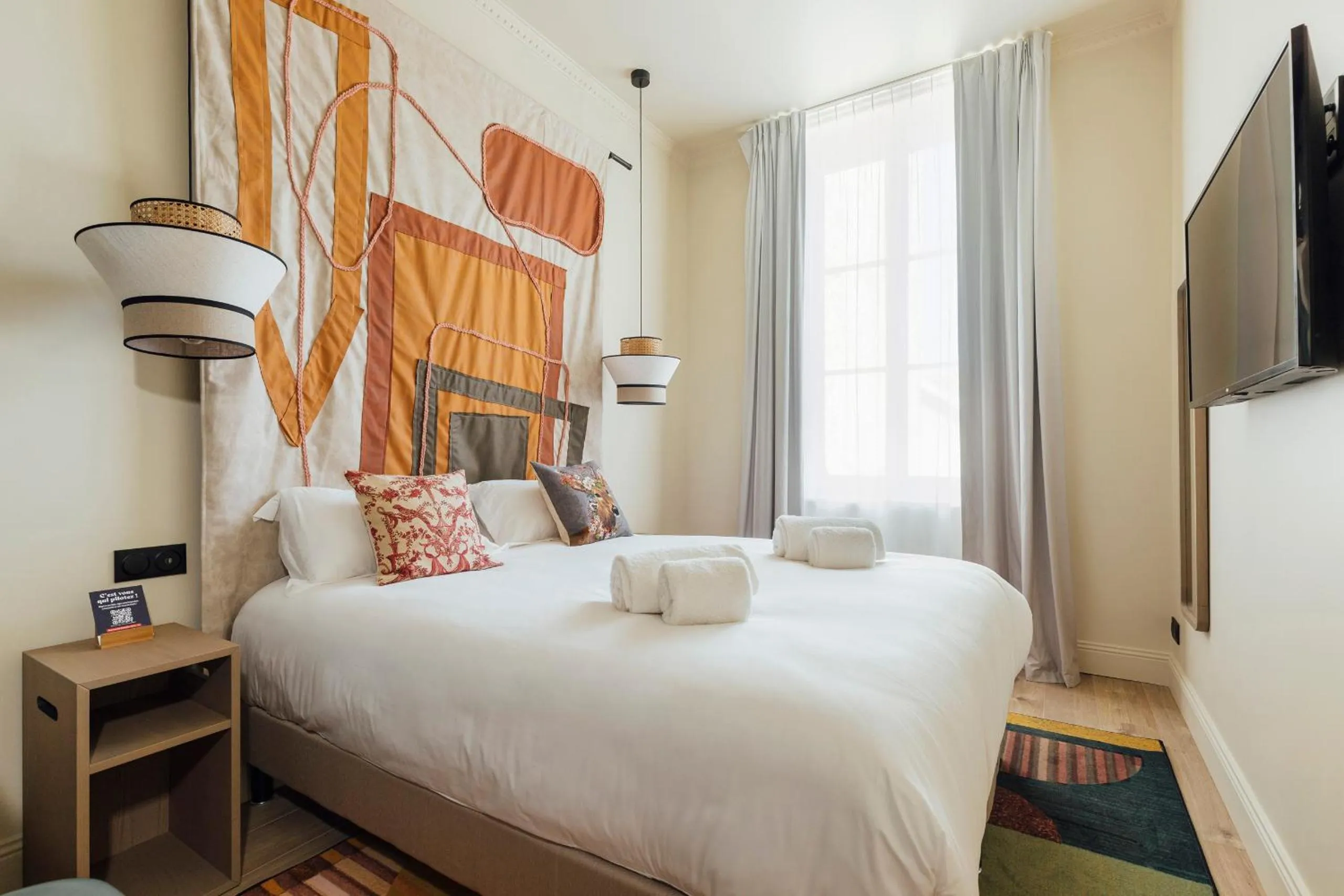 Bedroom, Bed in Hôtel Préfecture - Entrée autonome, réception en ligne - Encore Mieux