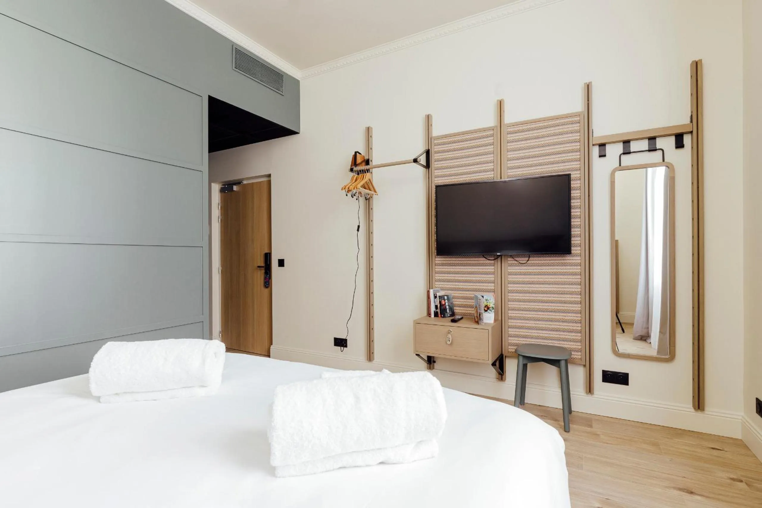 TV and multimedia, Bed in Hôtel Préfecture - Entrée autonome, réception en ligne - Encore Mieux