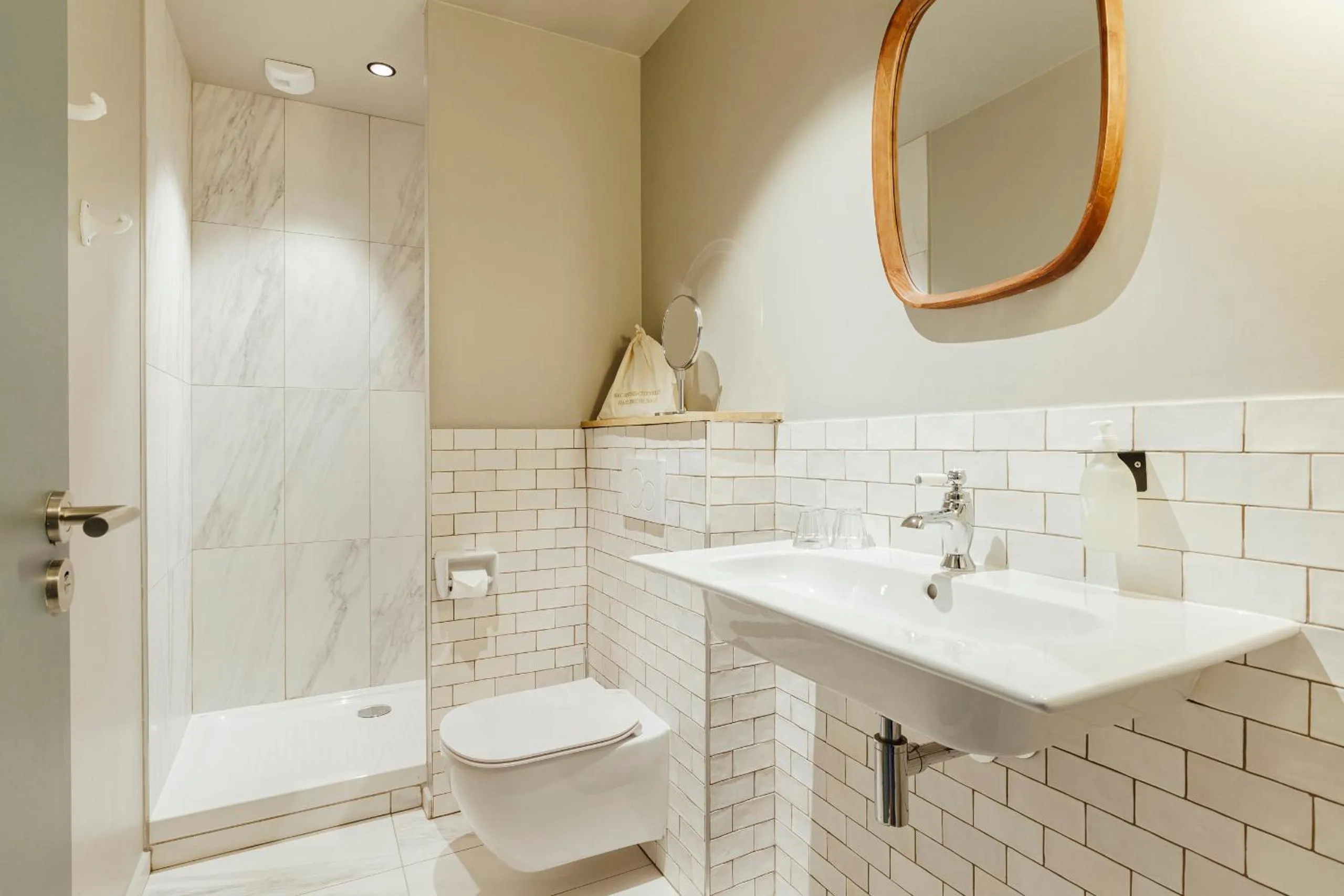 Shower in Hôtel Préfecture - Entrée autonome, réception en ligne - Encore Mieux