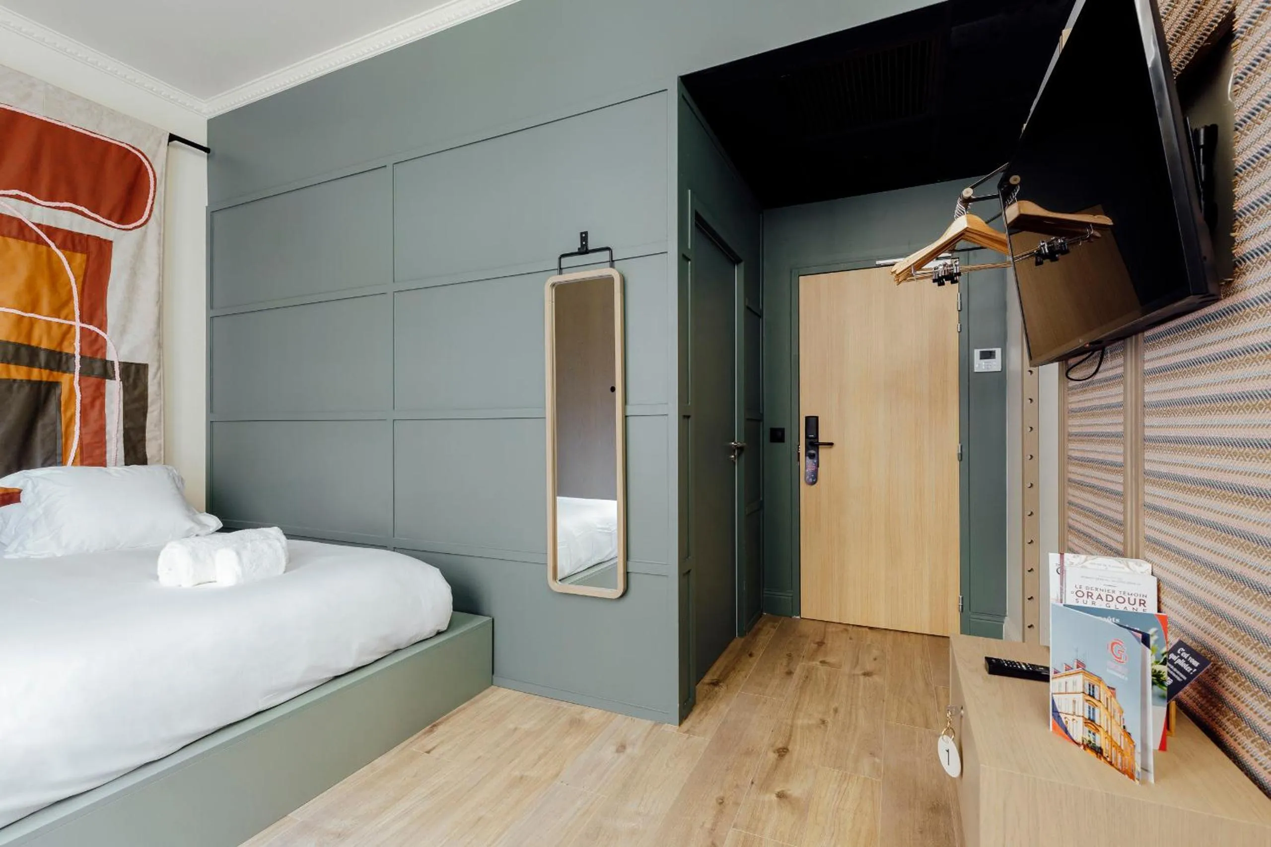 Bedroom, Bed in Hôtel Préfecture - Entrée autonome, réception en ligne - Encore Mieux