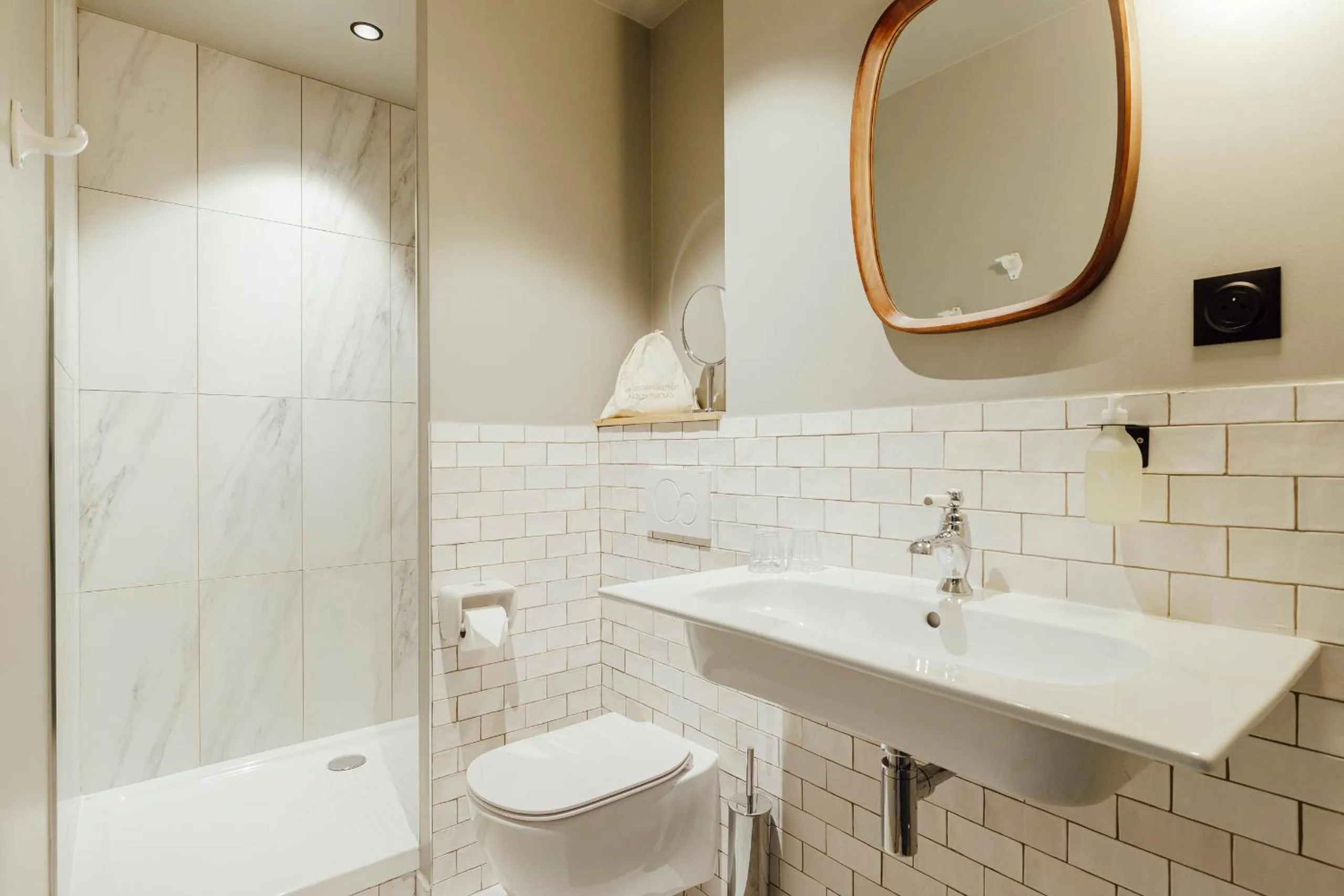 Shower in Hôtel Préfecture - Entrée autonome, réception en ligne - Encore Mieux