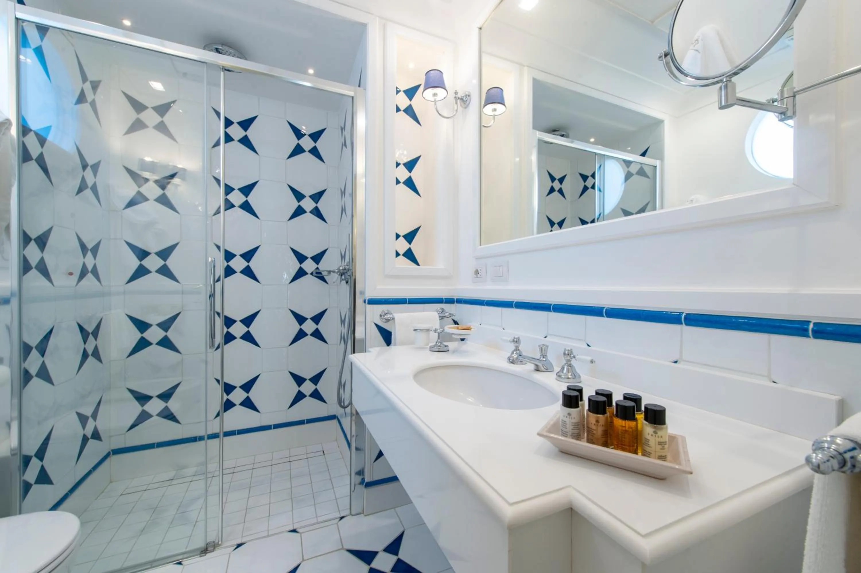 Shower in Hotel Onda Verde