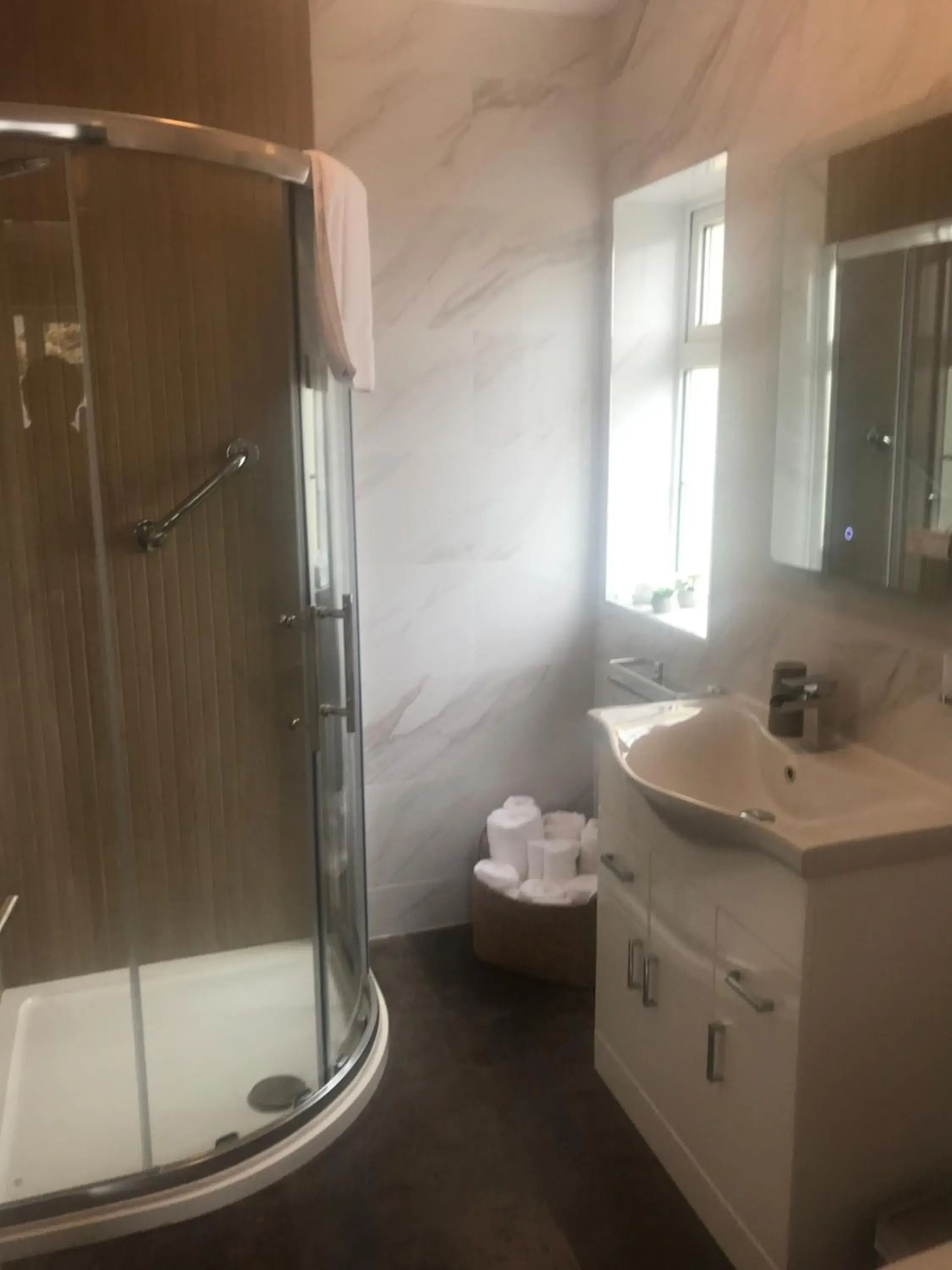 Comfort Triple Room with Shower in Kielty's of Kerry Bed and Breakfast Comfort Triple Room with Shower in Kielty's of Kerry Bed and Breakfast