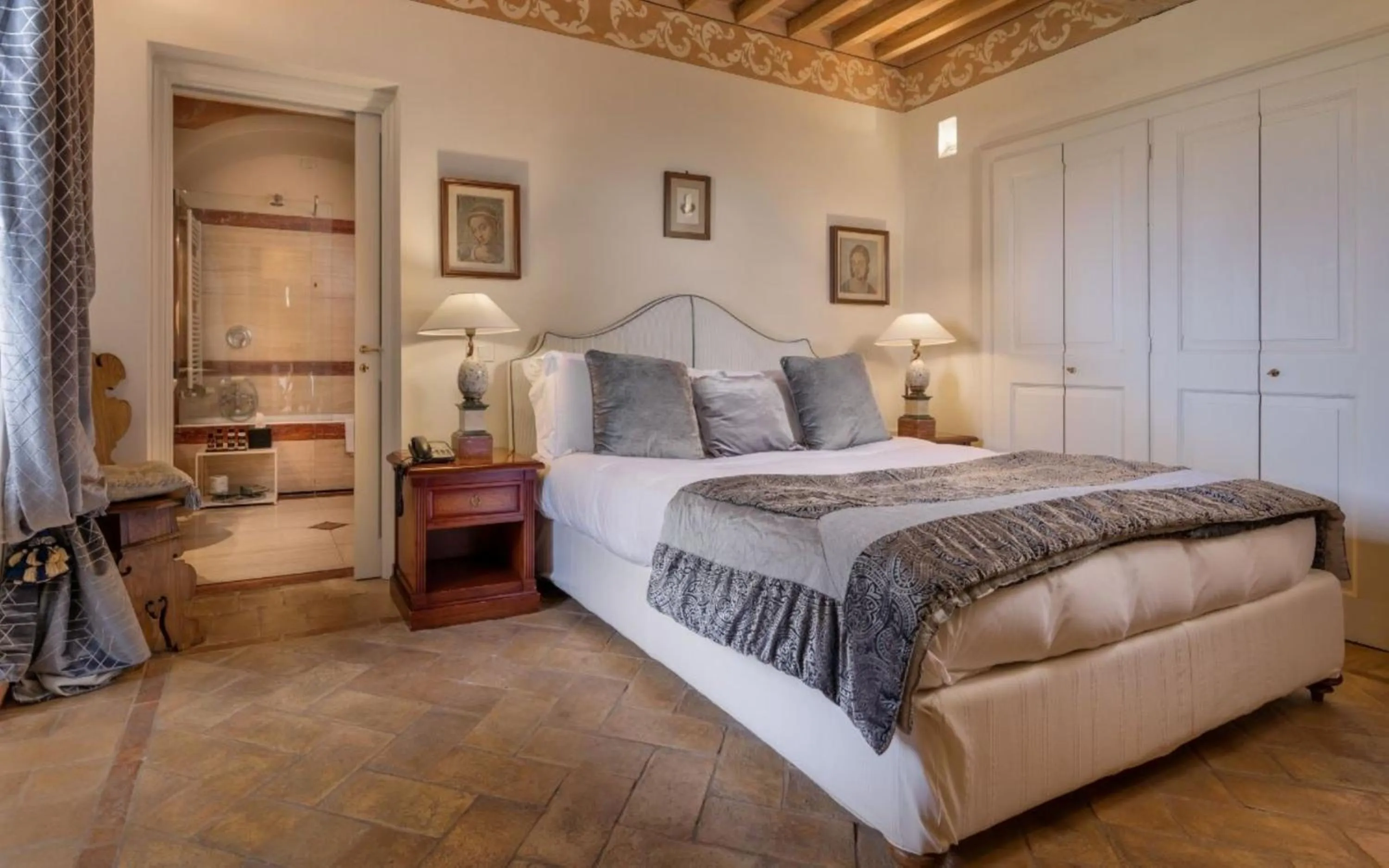 Bed in Castello di Velona Resort, Thermal SPA & Winery