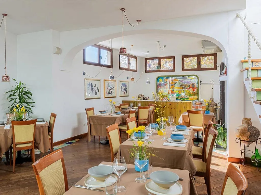 Restaurant/places to eat in Hotel Su Barchile