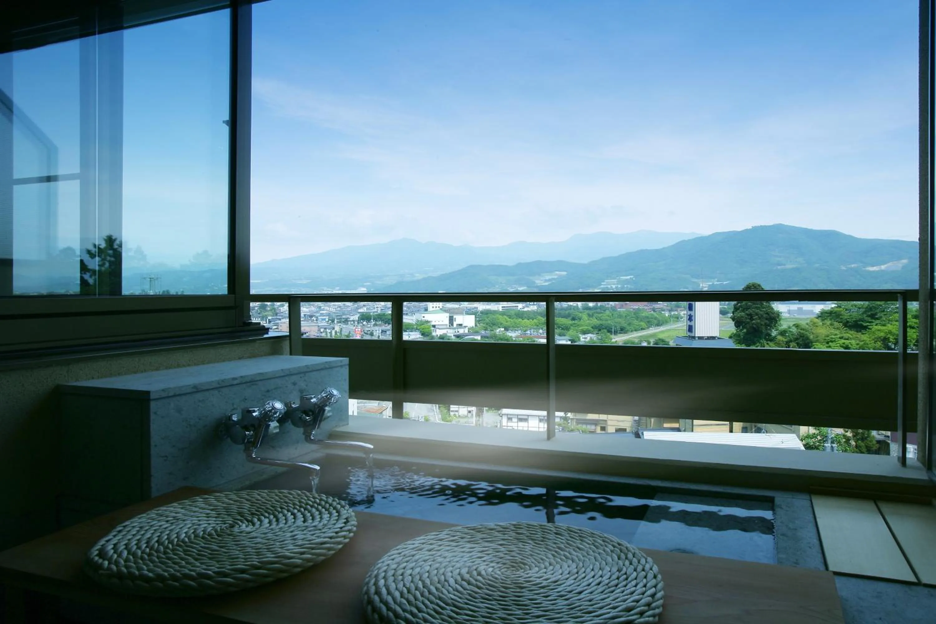 Photo of the whole room in Hayamakan