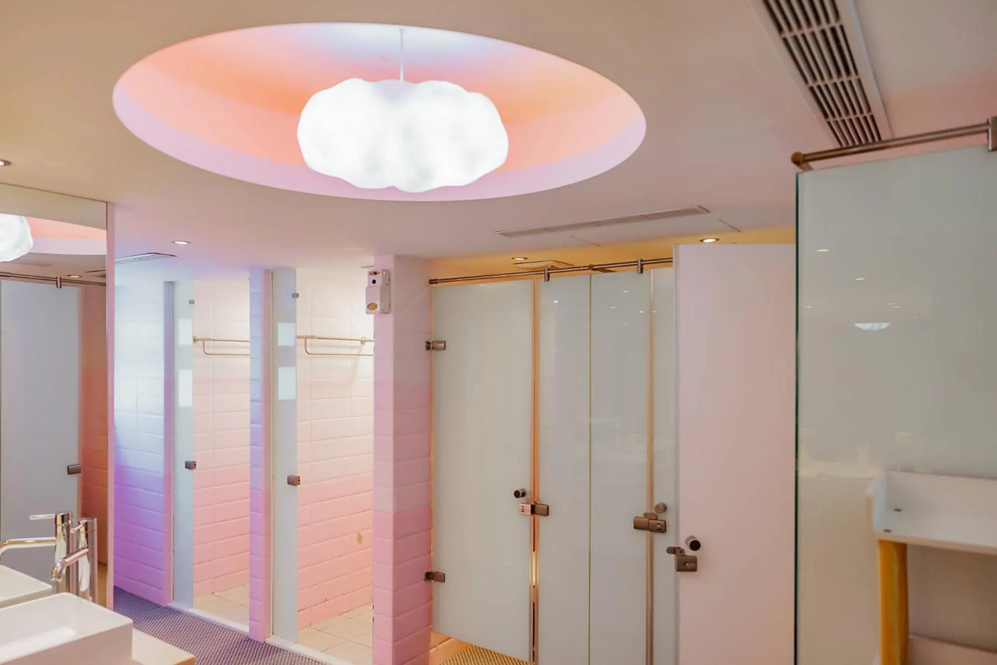 Shower in 苓旅松山館 Lininn Tapei Arena