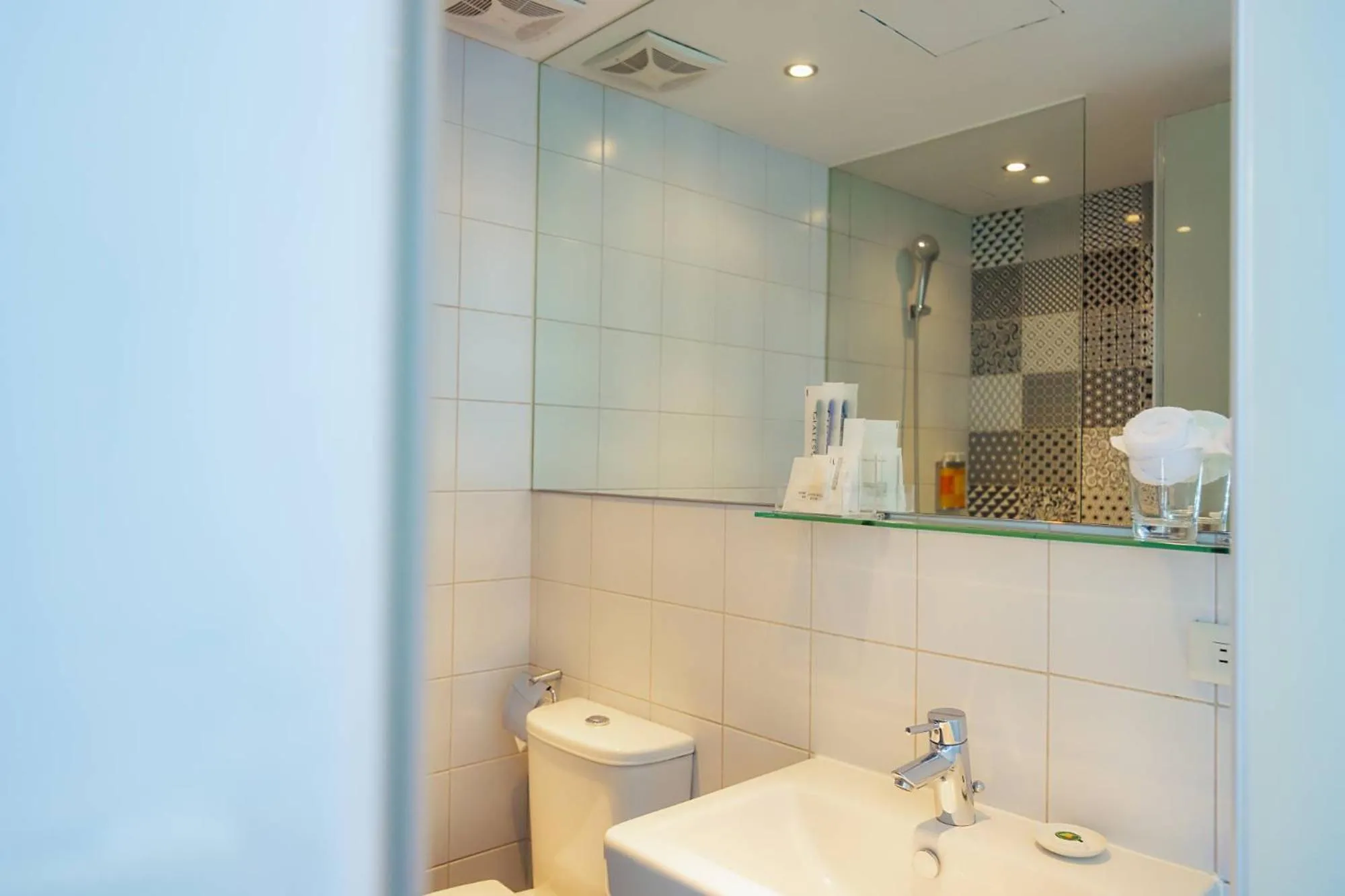 Shower in 苓旅松山館 Lininn Tapei Arena