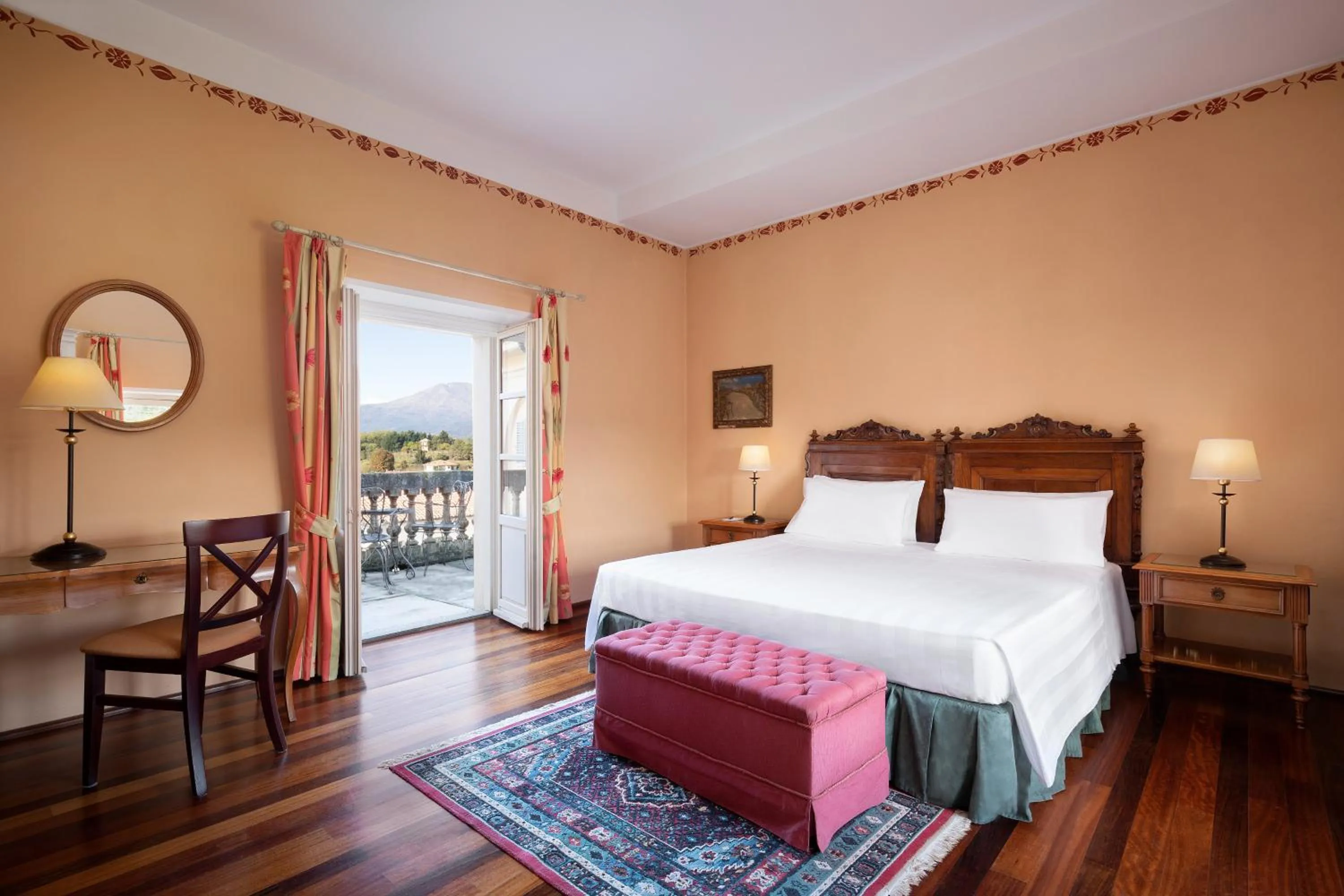 Photo of the whole room, Bed in Sina Villa Matilde