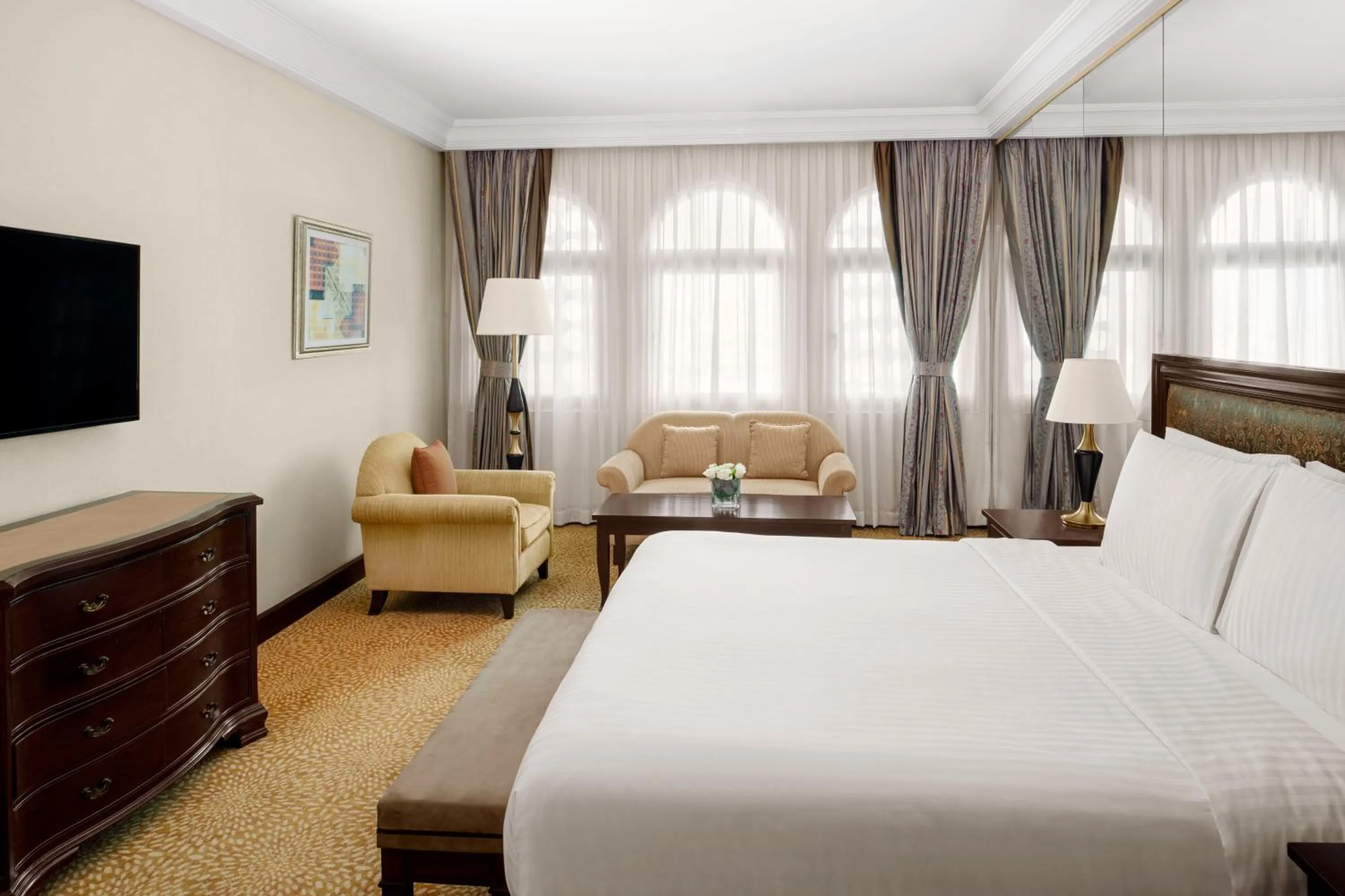 Bed in Mövenpick Hotel Karachi