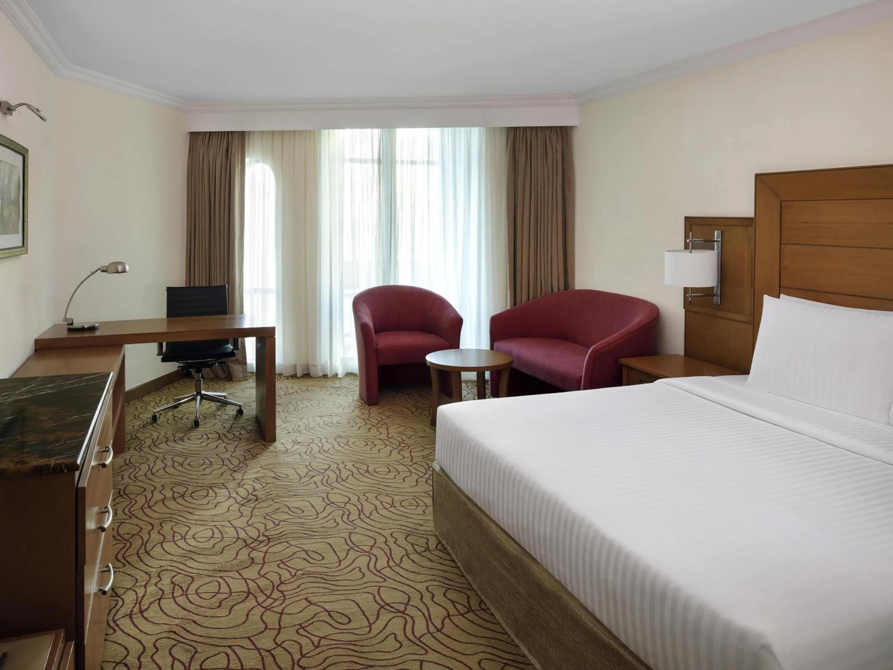 Bedroom, Bed in Mövenpick Hotel Karachi