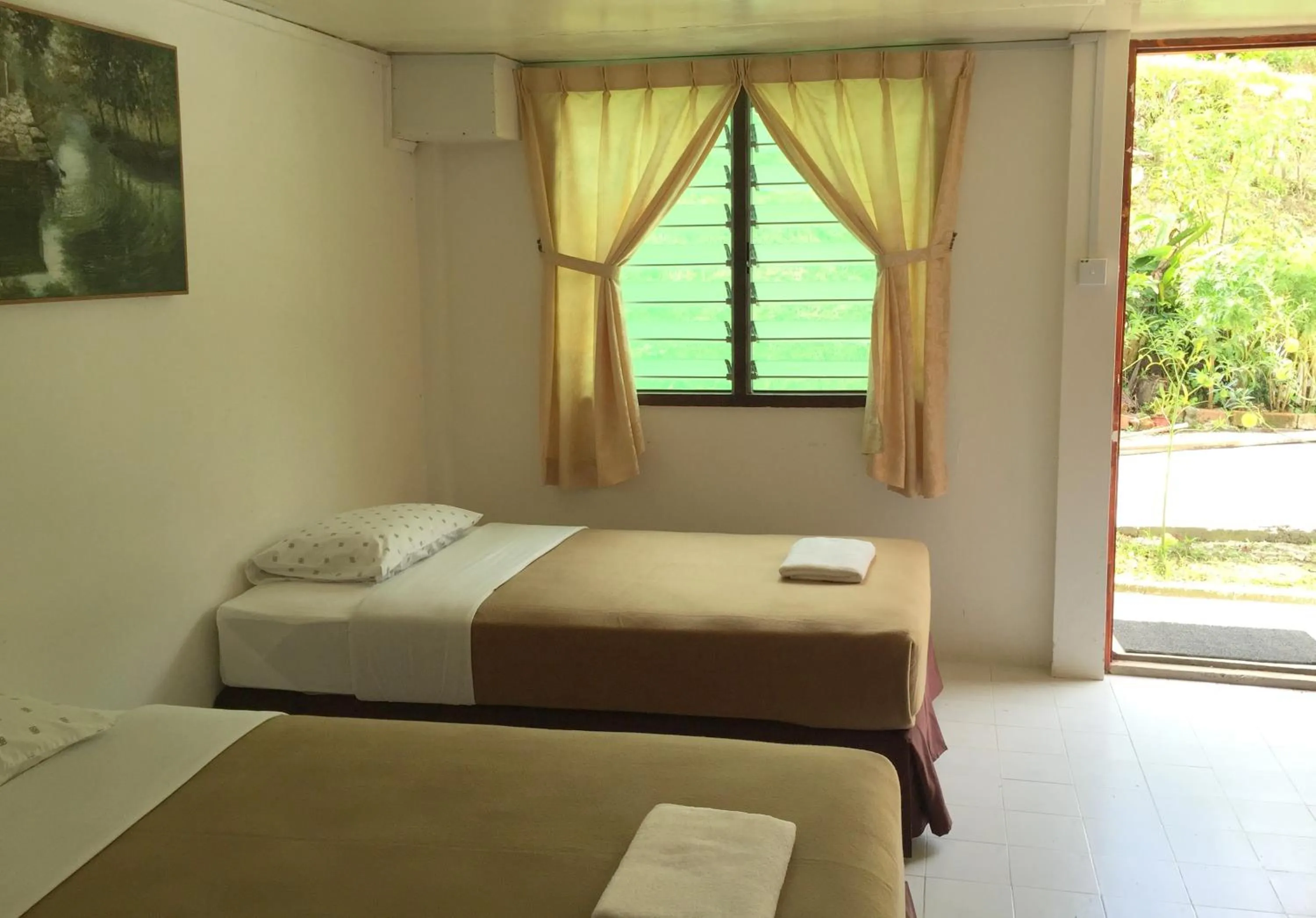 Day, Bed in Mile 36 Lodge