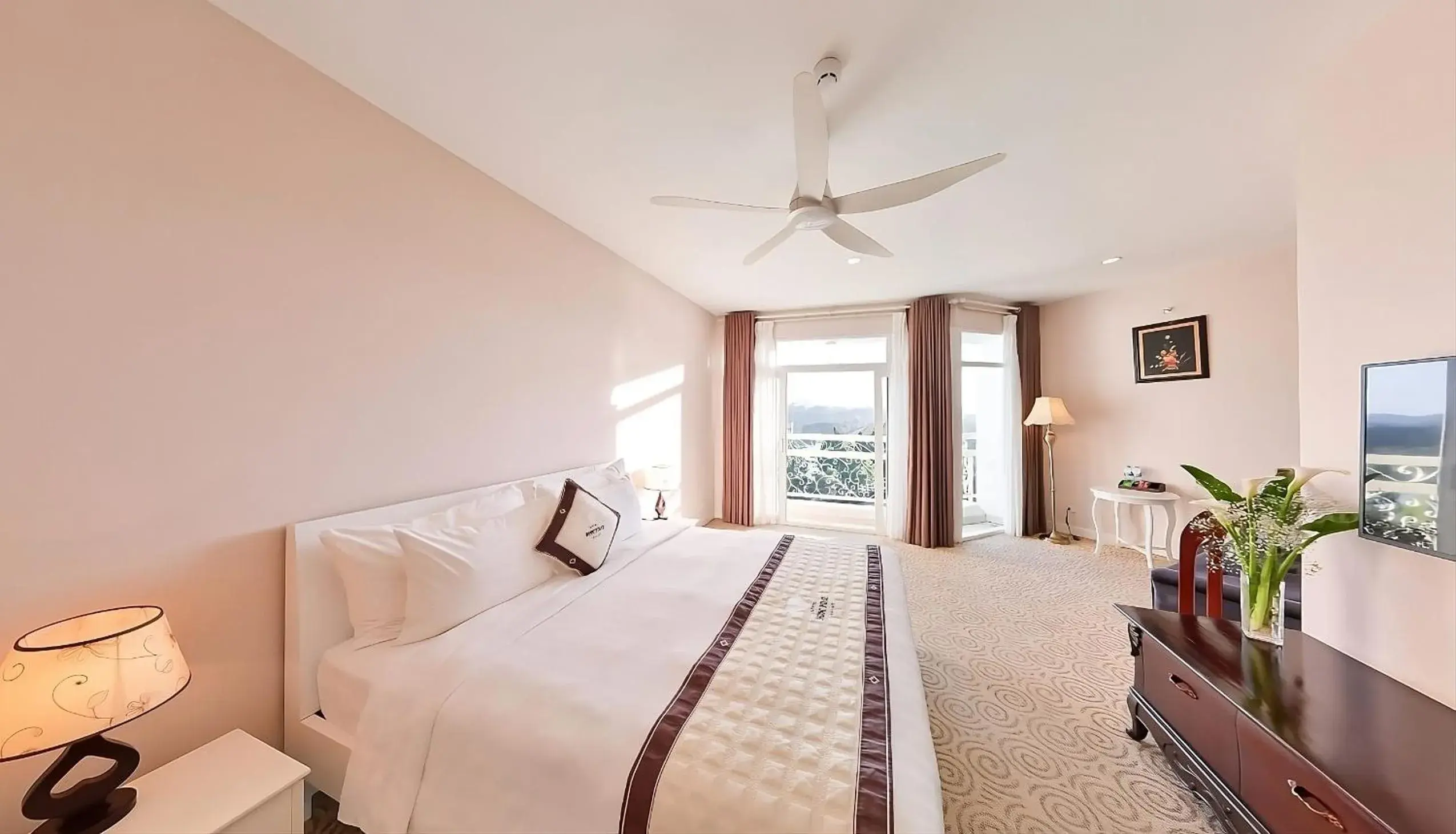 Deluxe Double Room in Ngoc Phat Dalat Hotel Deluxe Double Room in Ngoc Phat Dalat Hotel