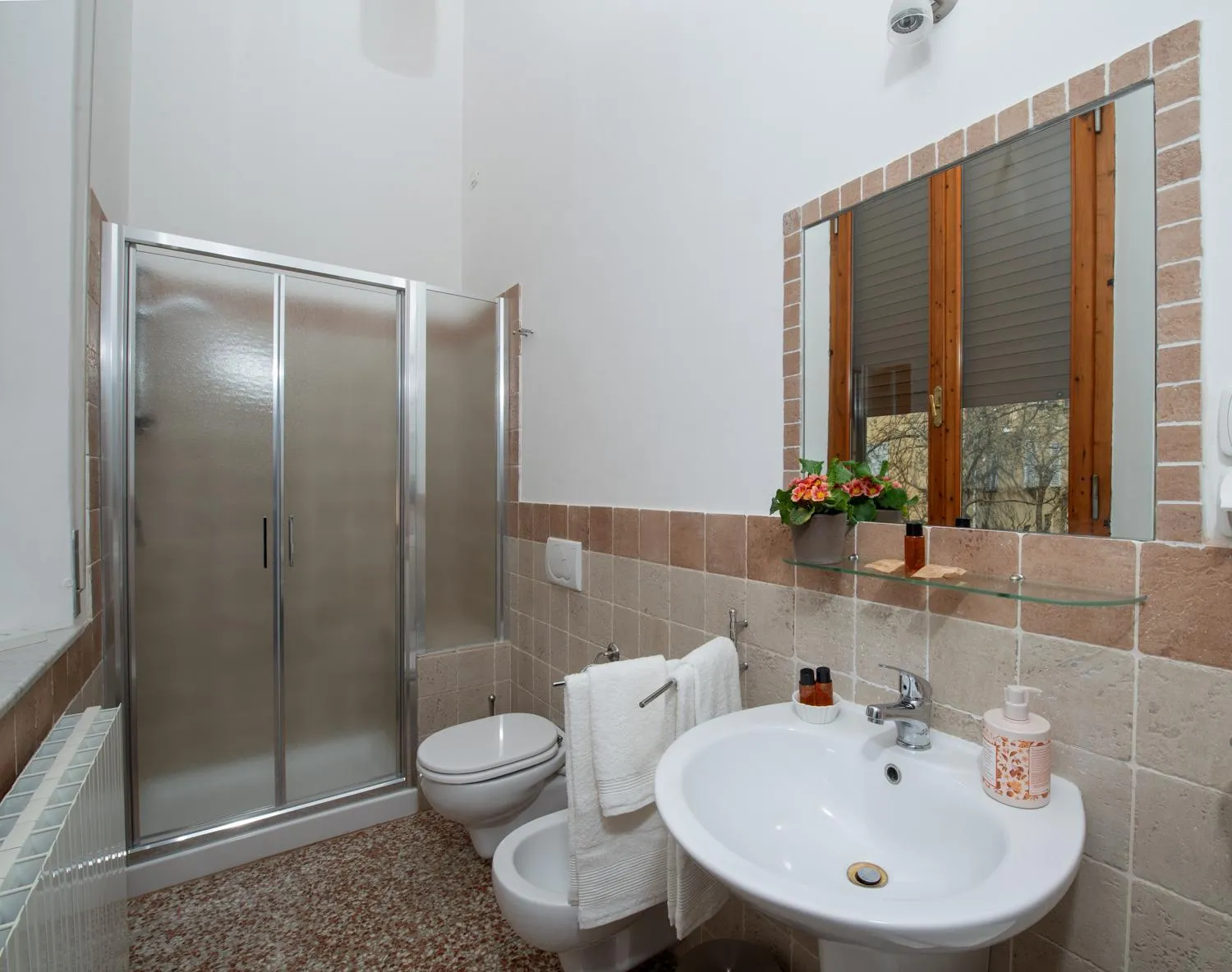 Shower in B&B La Coperta Ricamata