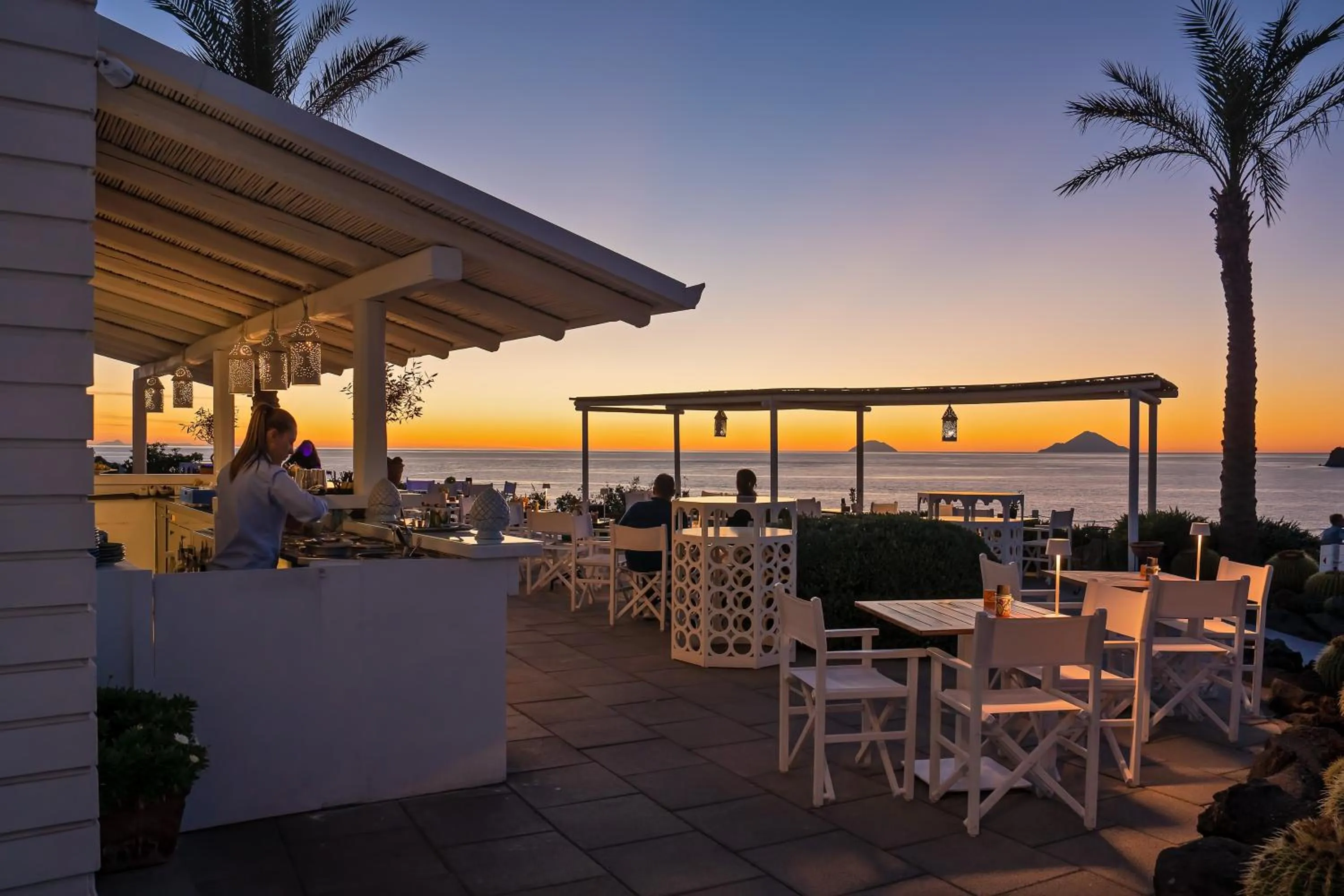 Lounge or bar in Therasia Resort Sea and SPA - The Leading Hotels of the World