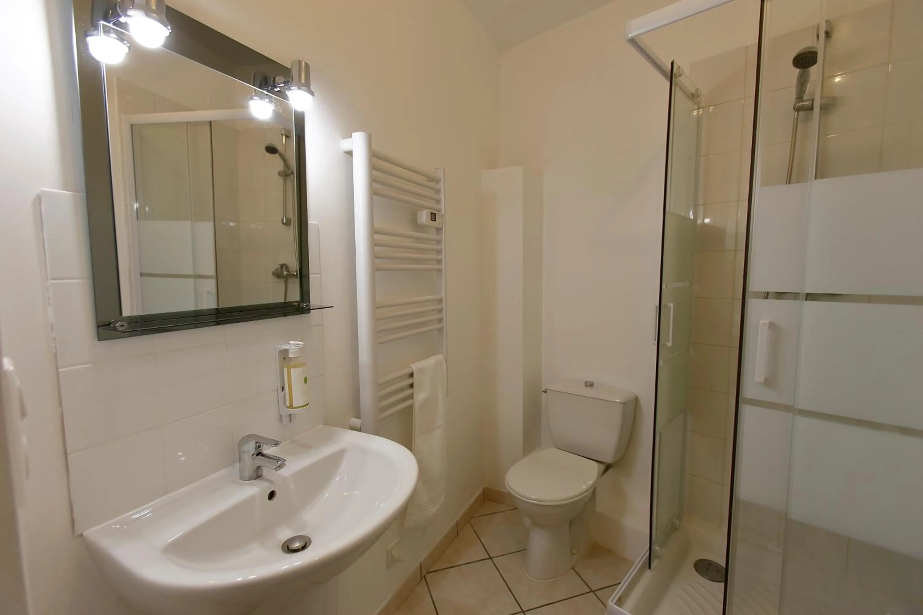 Toilet in Appart'Hôtel de la Tour