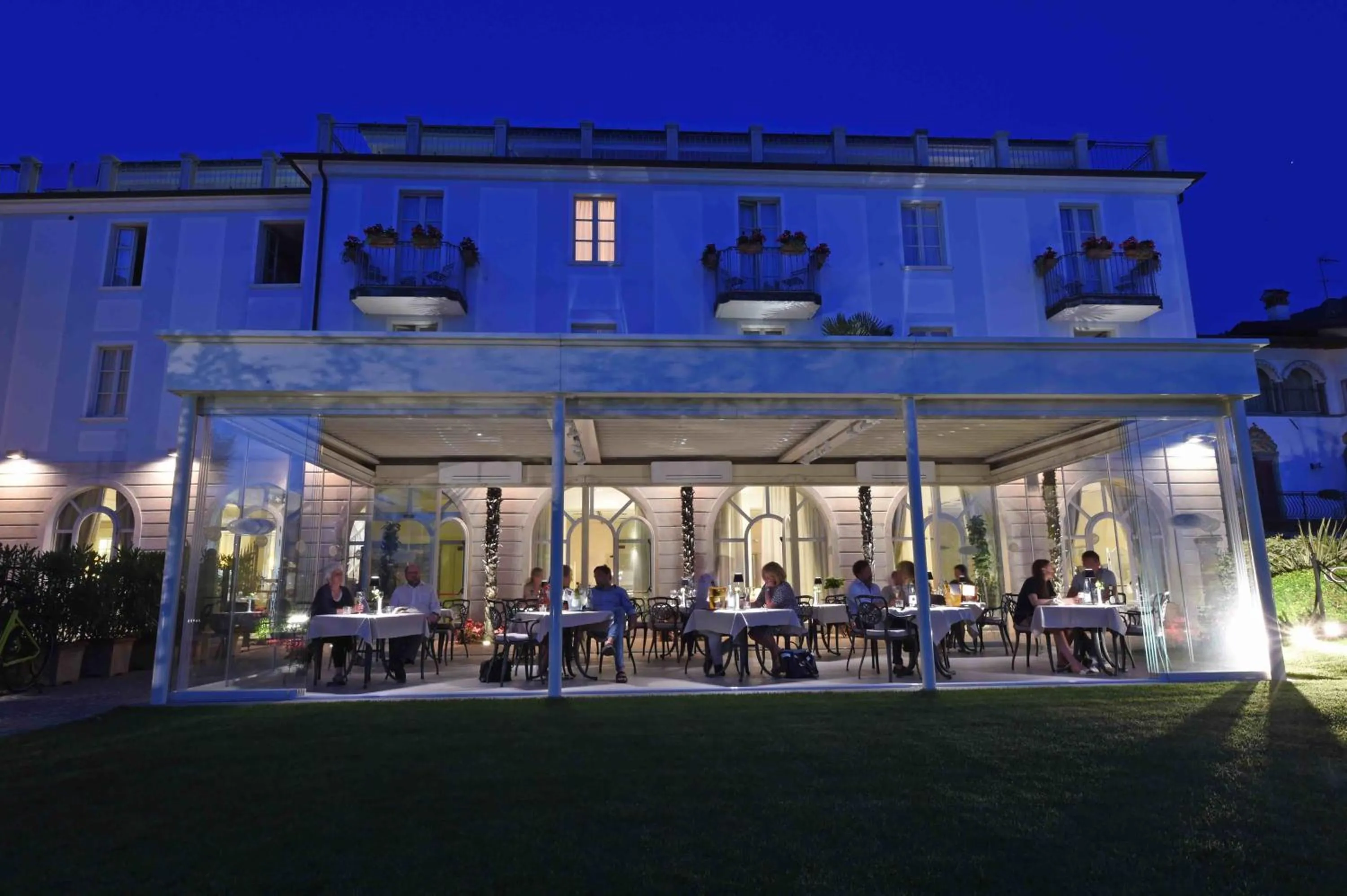 Restaurant/places to eat in Hotel Rivalago