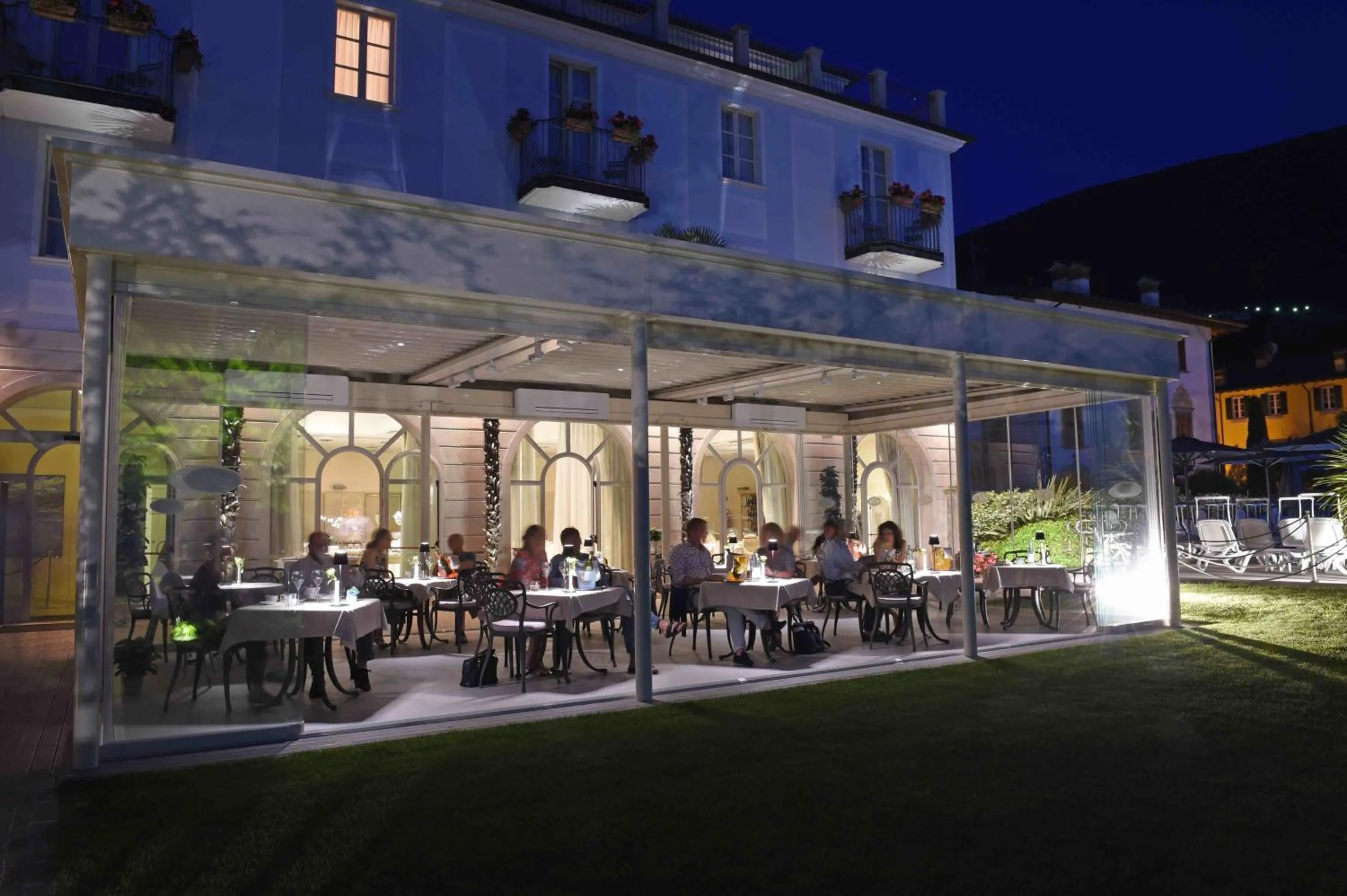 Restaurant/places to eat in Hotel Rivalago