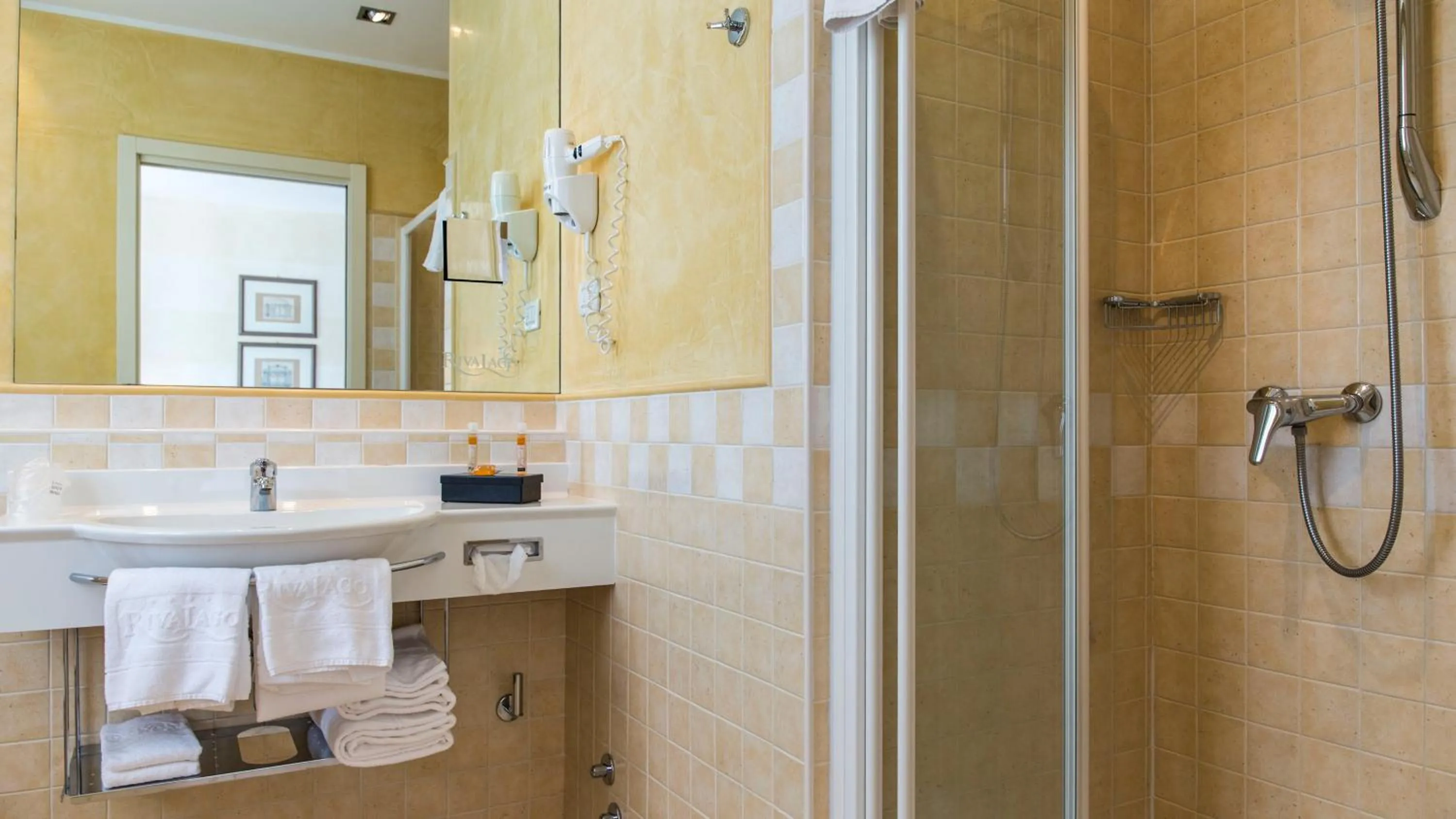 Bathroom in Hotel Rivalago