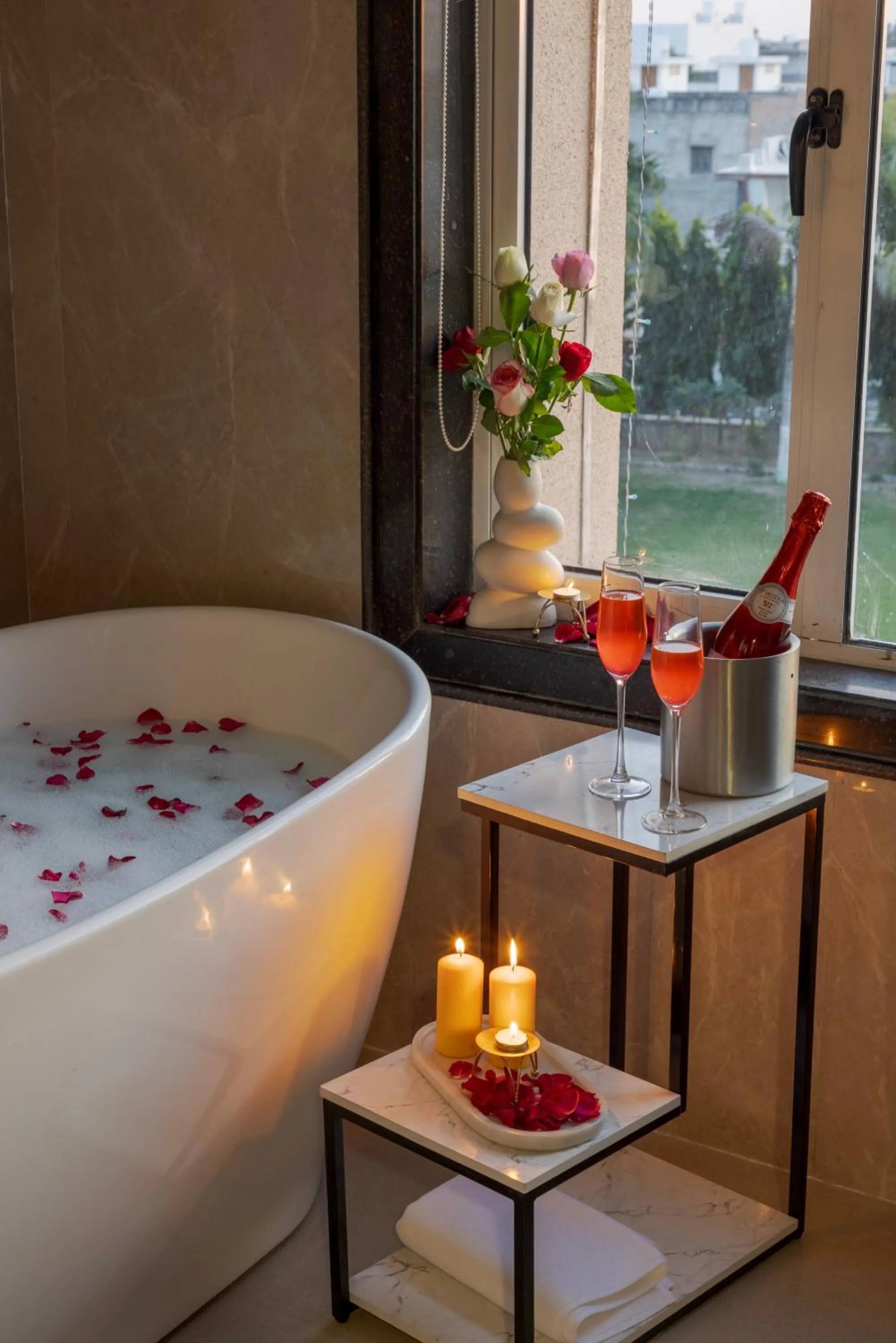 Bath in Sun Stone Hotel & Club - Jawai