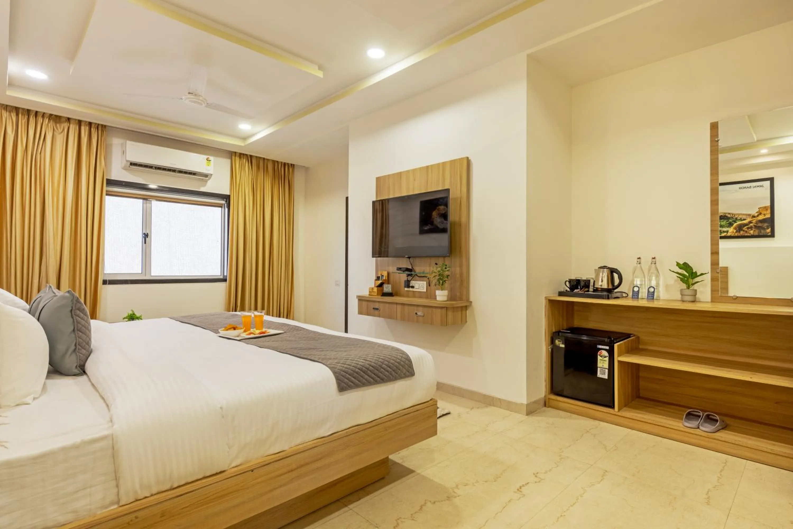 Photo of the whole room, Bed in Sun Stone Hotel & Club - Jawai