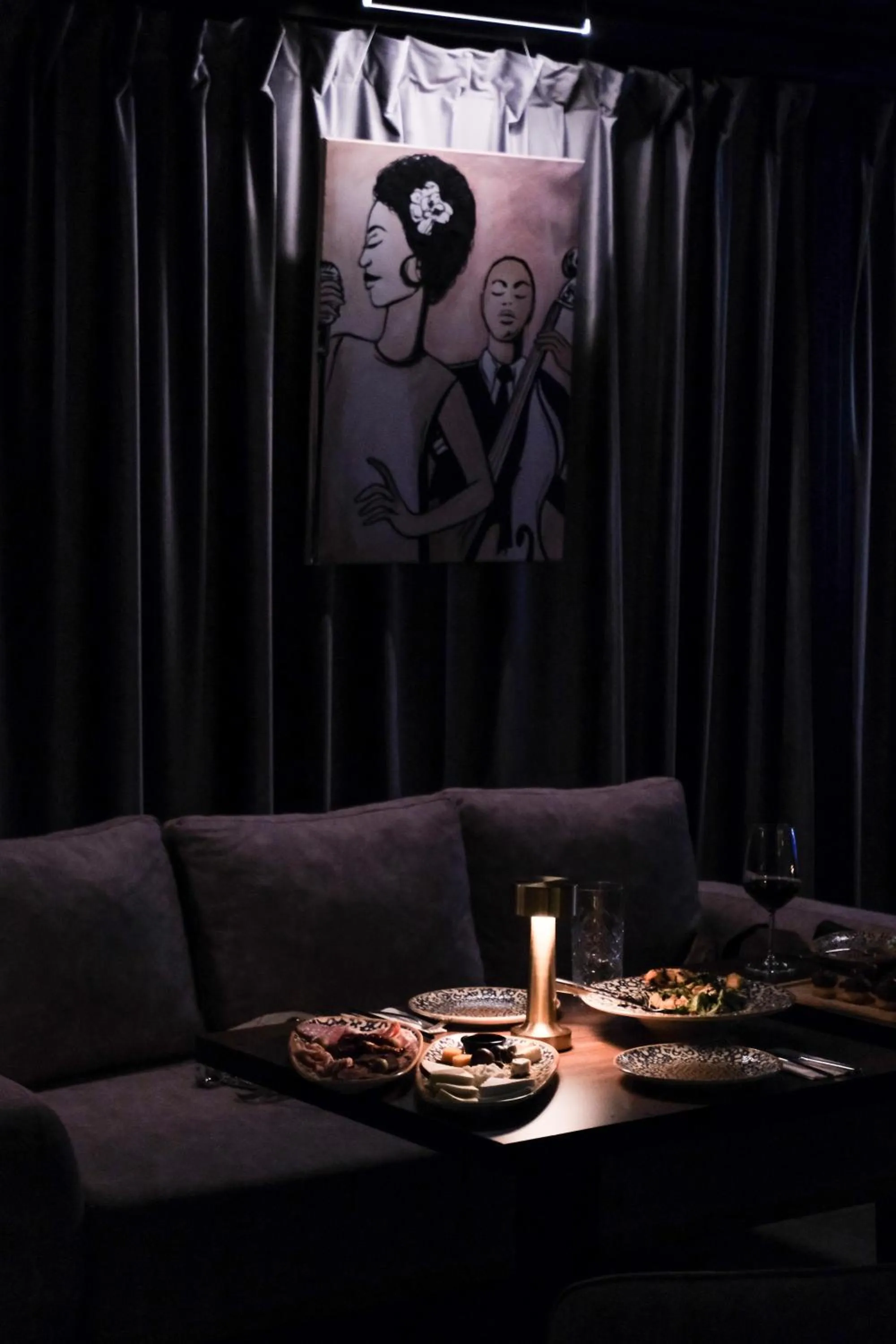 Restaurant/places to eat in Hotel Monarch