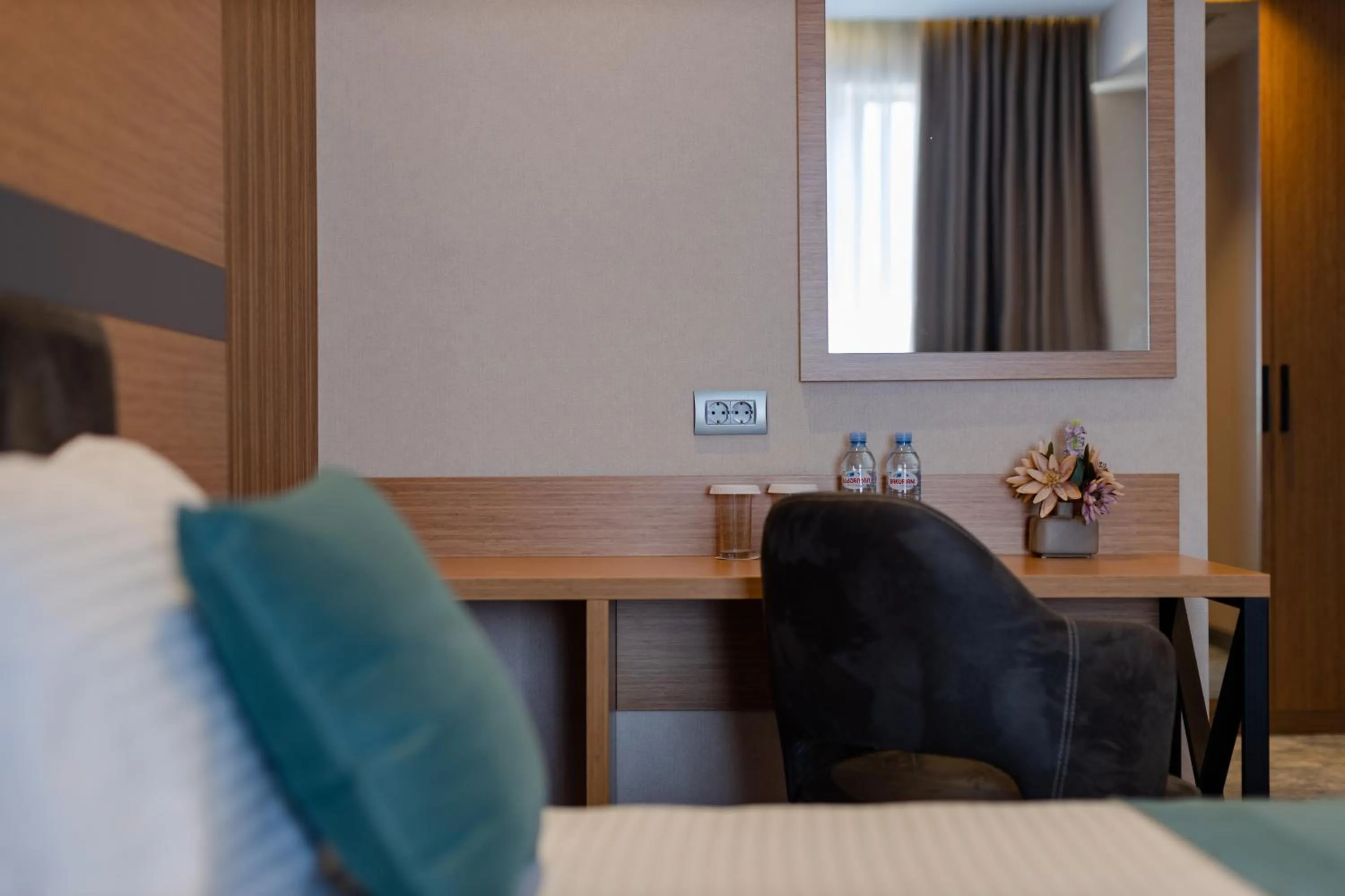 Seating area, Bed in Hotel Monarch