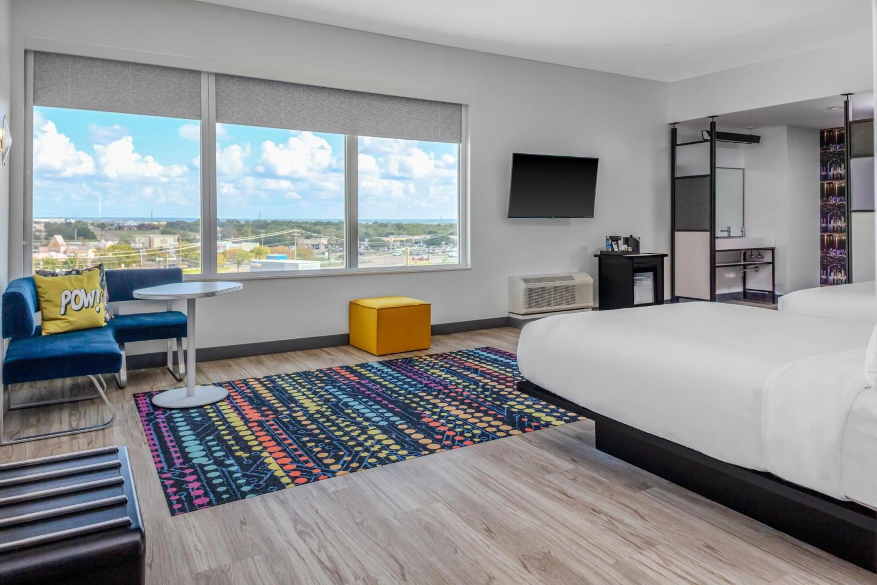 Photo of the whole room, Bed in Aloft Dallas Arlington South