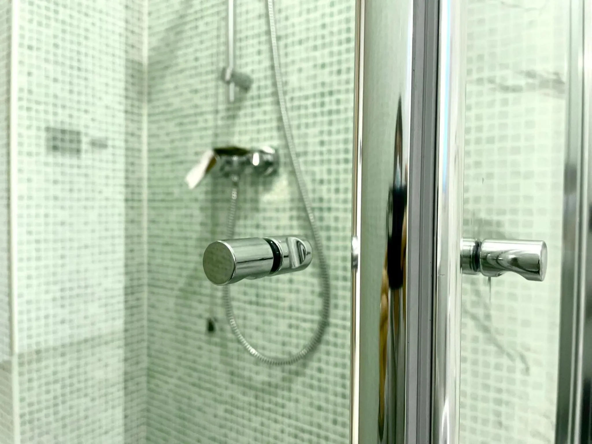 Shower in Hotel Leonardo