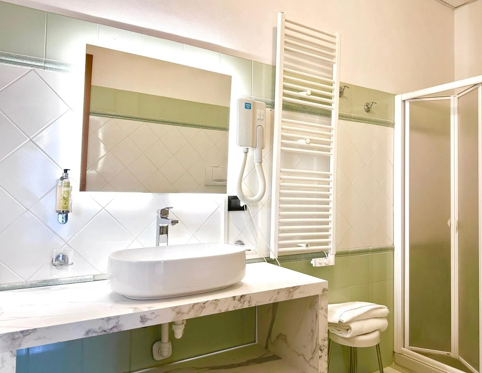 Shower in Hotel Leonardo