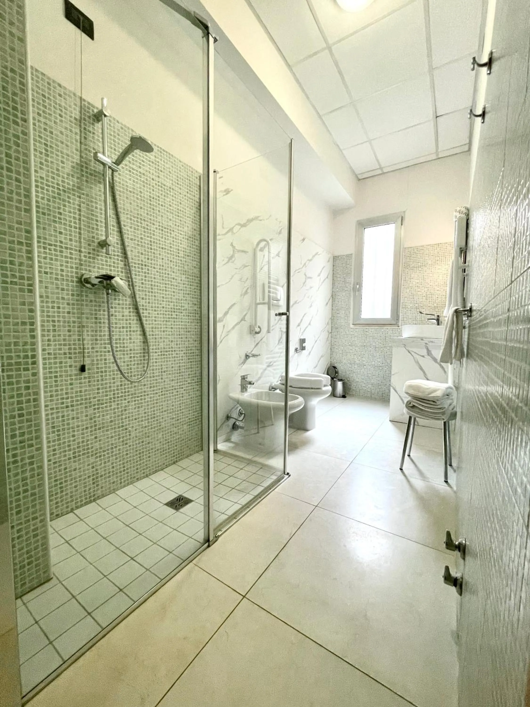 Shower in Hotel Leonardo