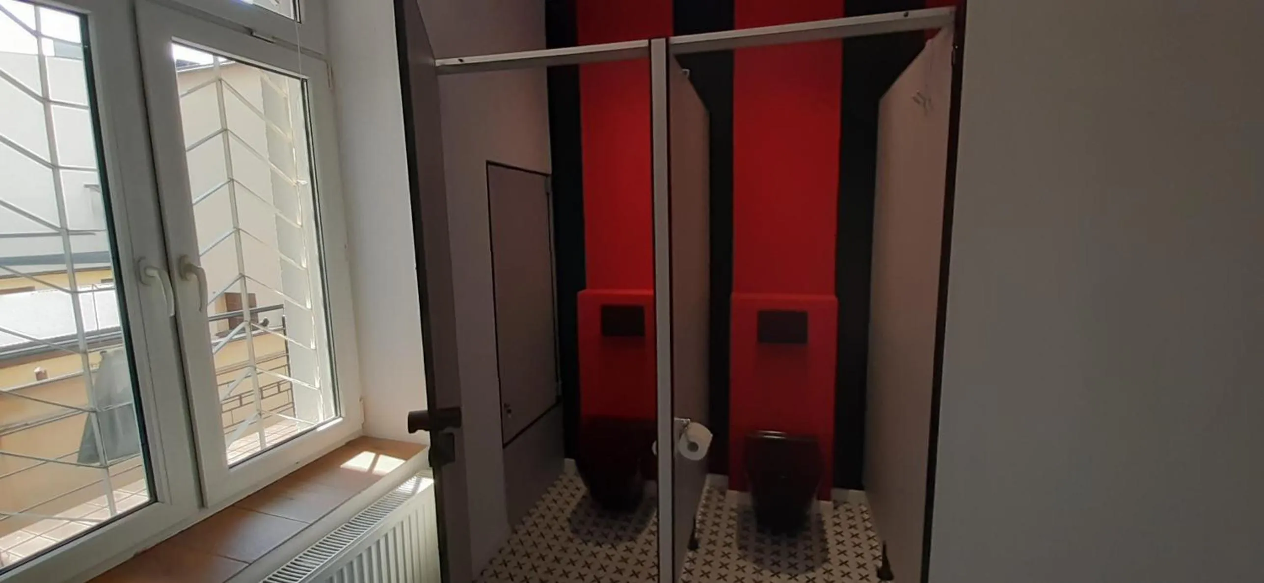 Toilet in Kraków Chilli Hostel