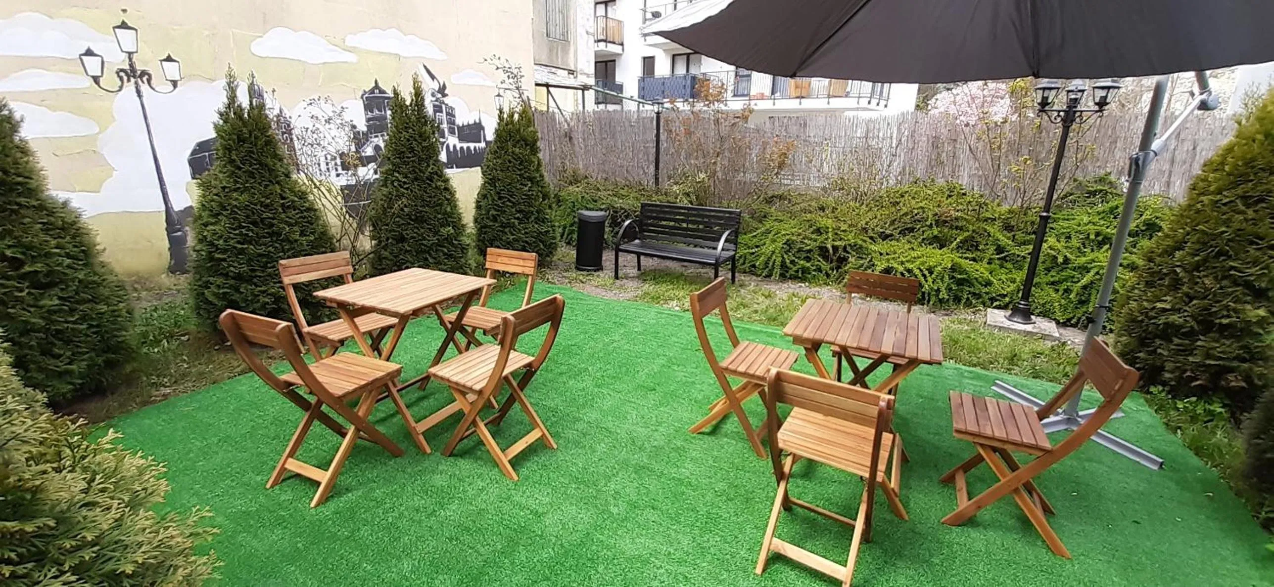 Garden in Kraków Chilli Hostel