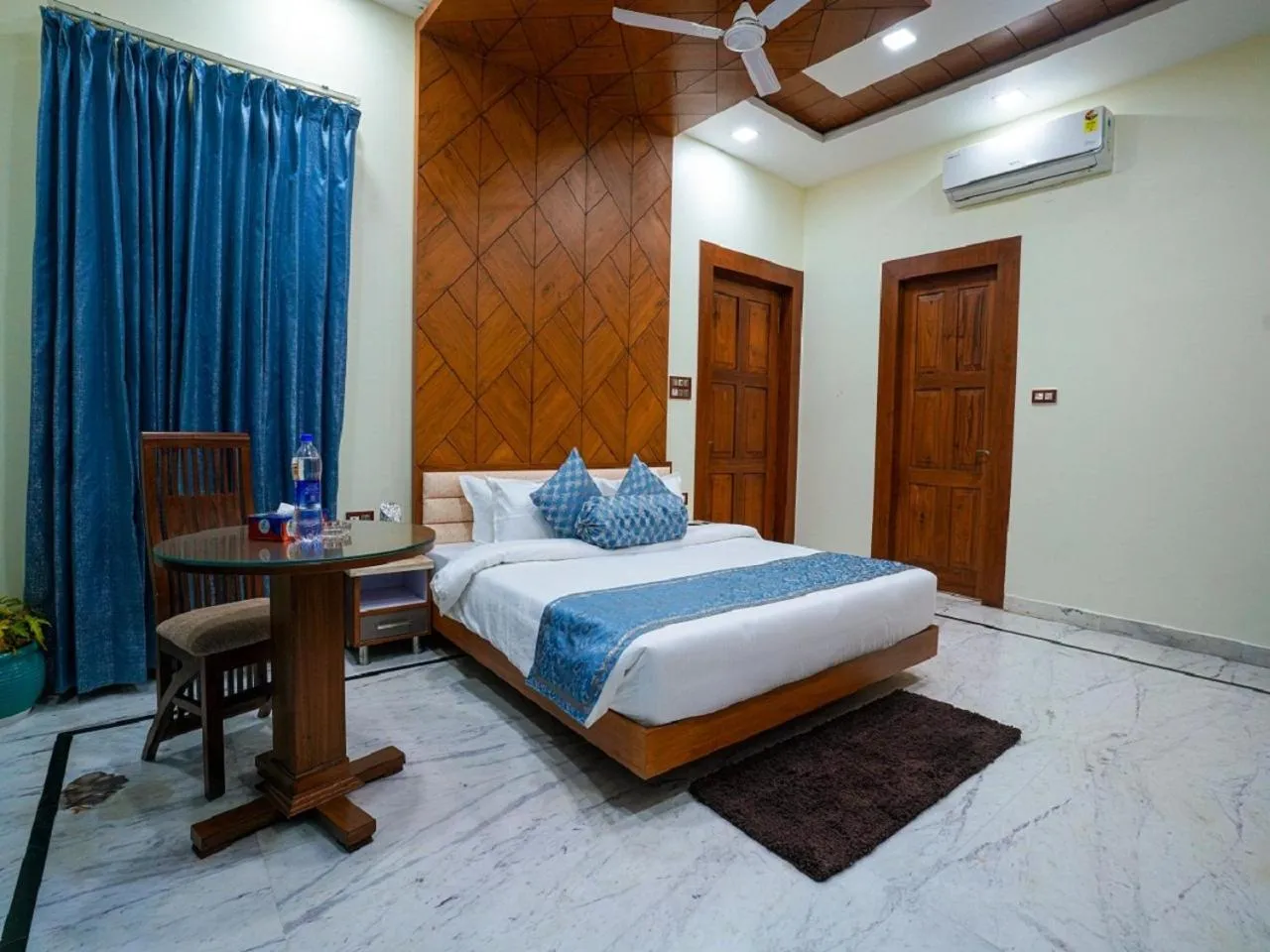 Bed in Matoshree Club and Resort