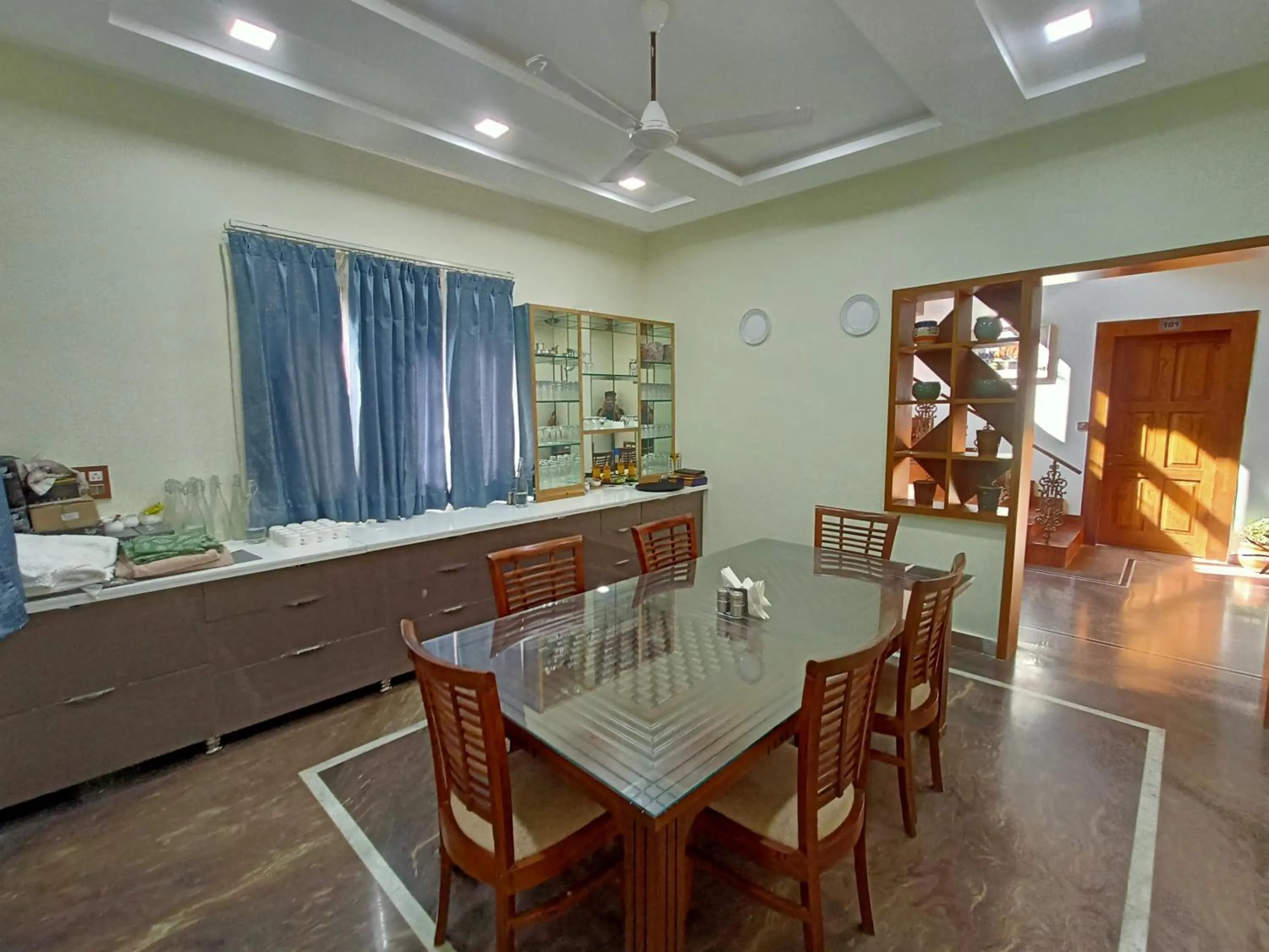 Restaurant/places to eat in Matoshree Club and Resort